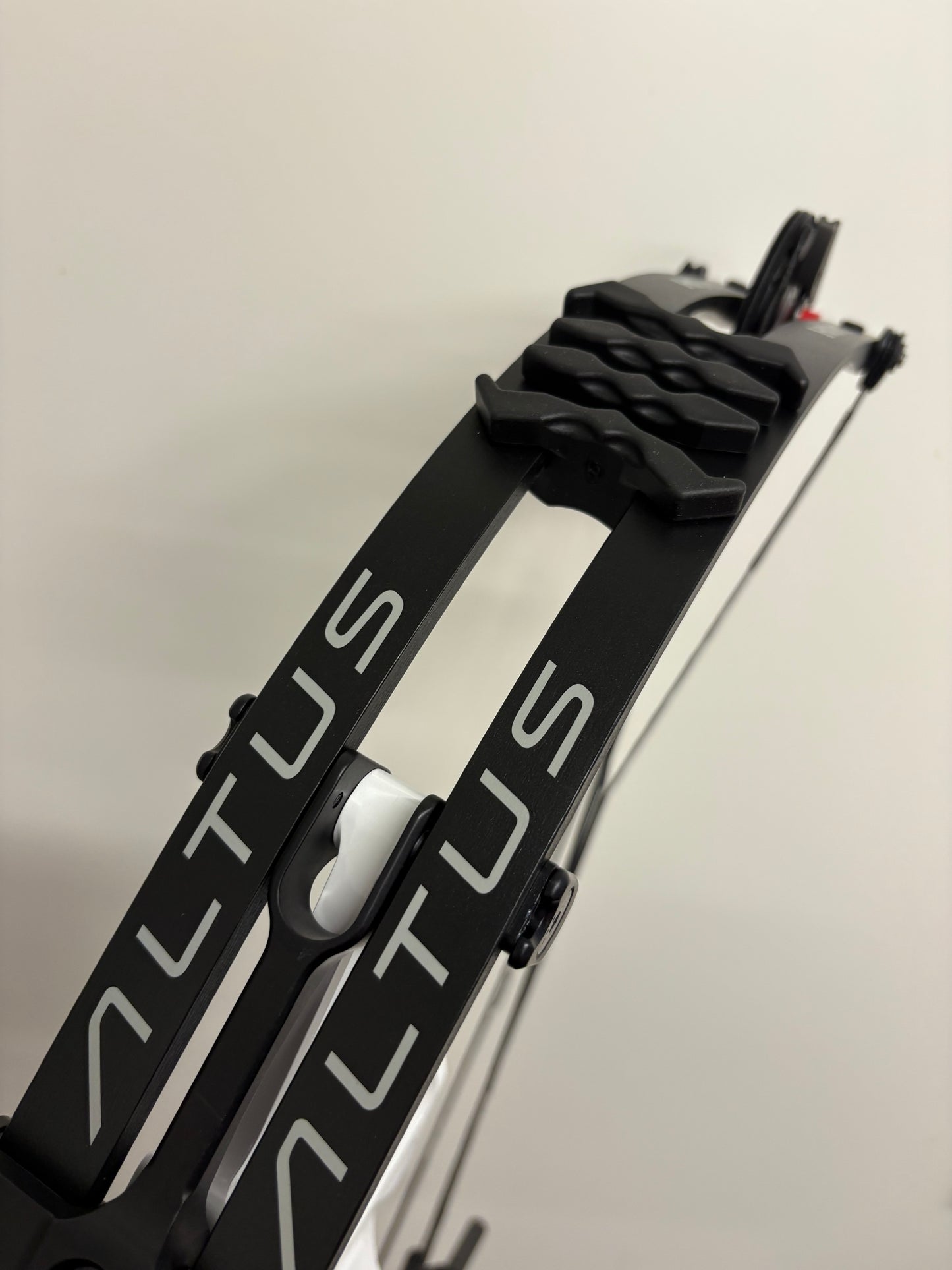 Hoyt Altus 38 Compound Bow LH Lightning White DCX #1 50-60 lbs - NEW