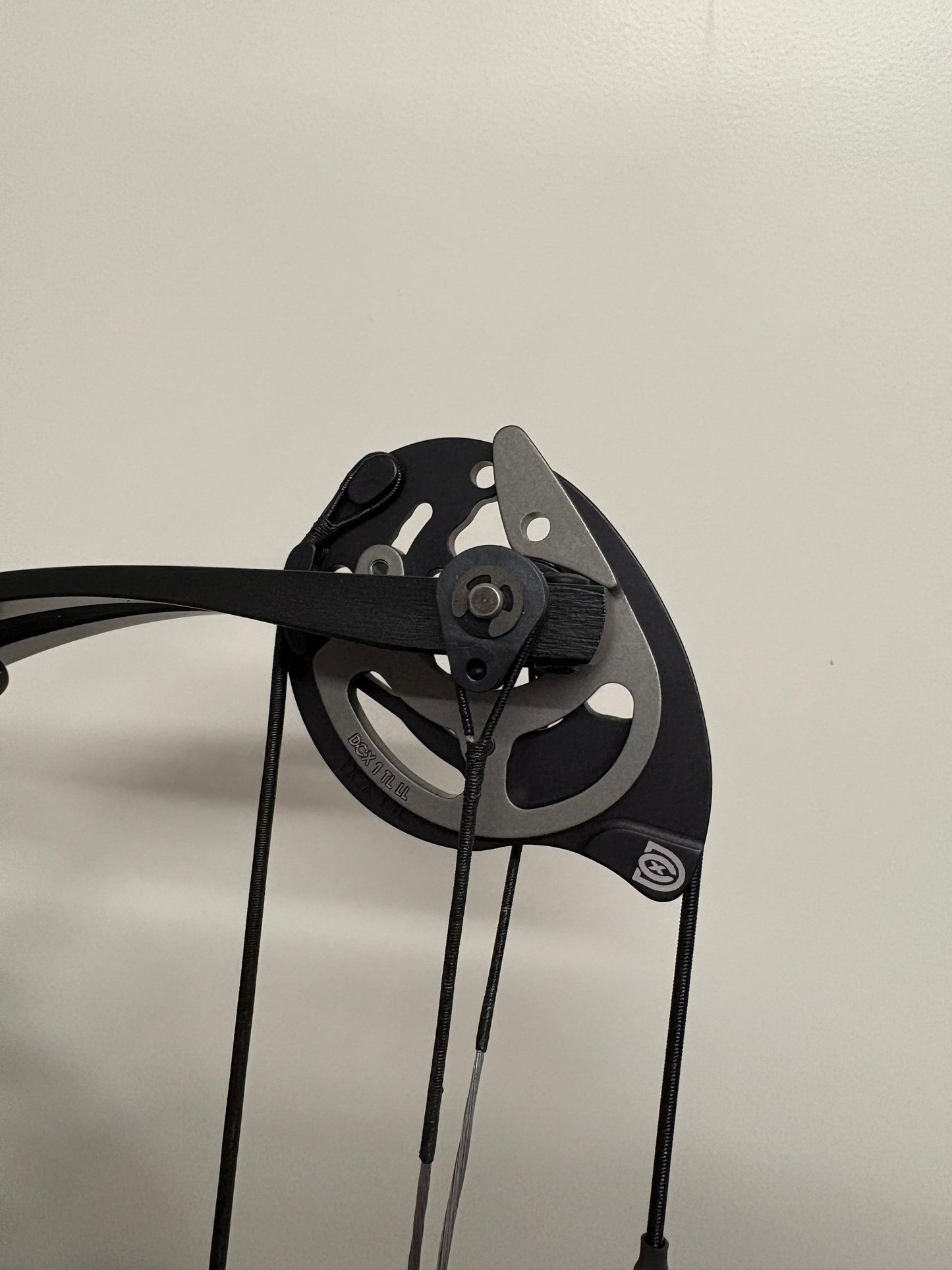 Hoyt Altus 38 Compound Bow LH Lightning White DCX #1 50-60 lbs - NEW