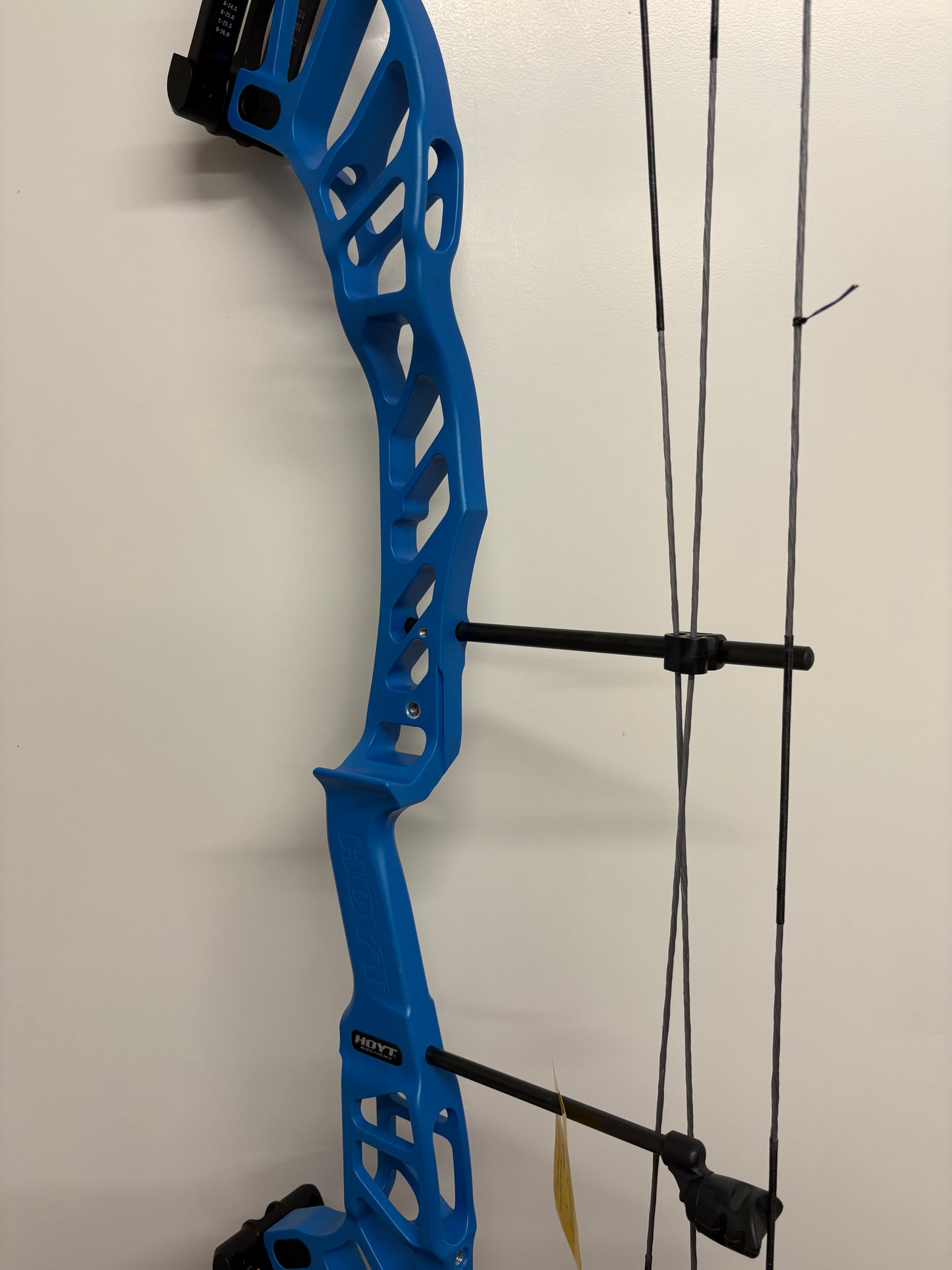 Hoyt Altus 38 Compound Bow RH Electric Blue DCX #1 50-60 lbs - NEW