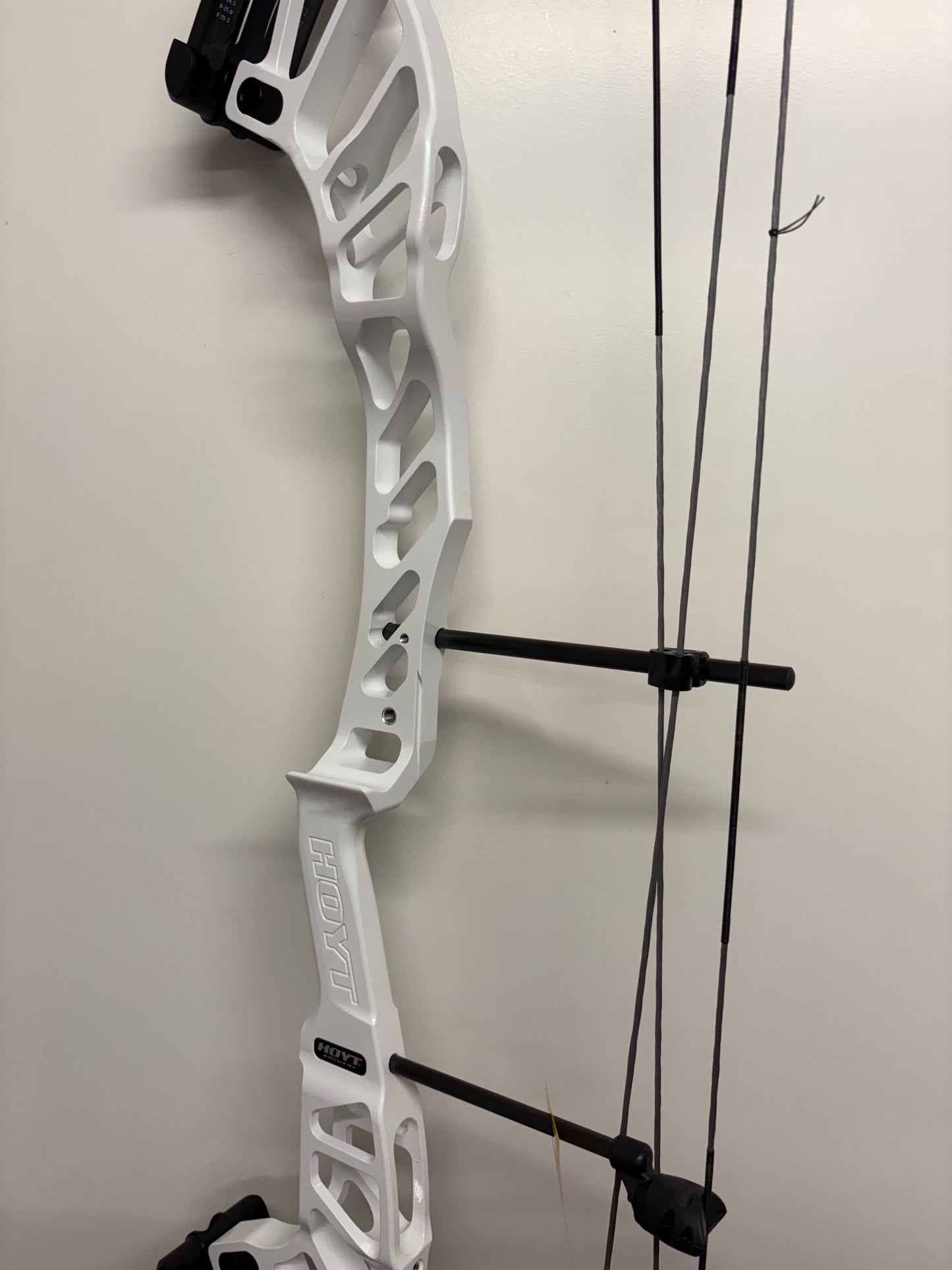 Hoyt Altus 38 Compound Bow RH Lightning White SVX #1 50-60 lbs - NEW