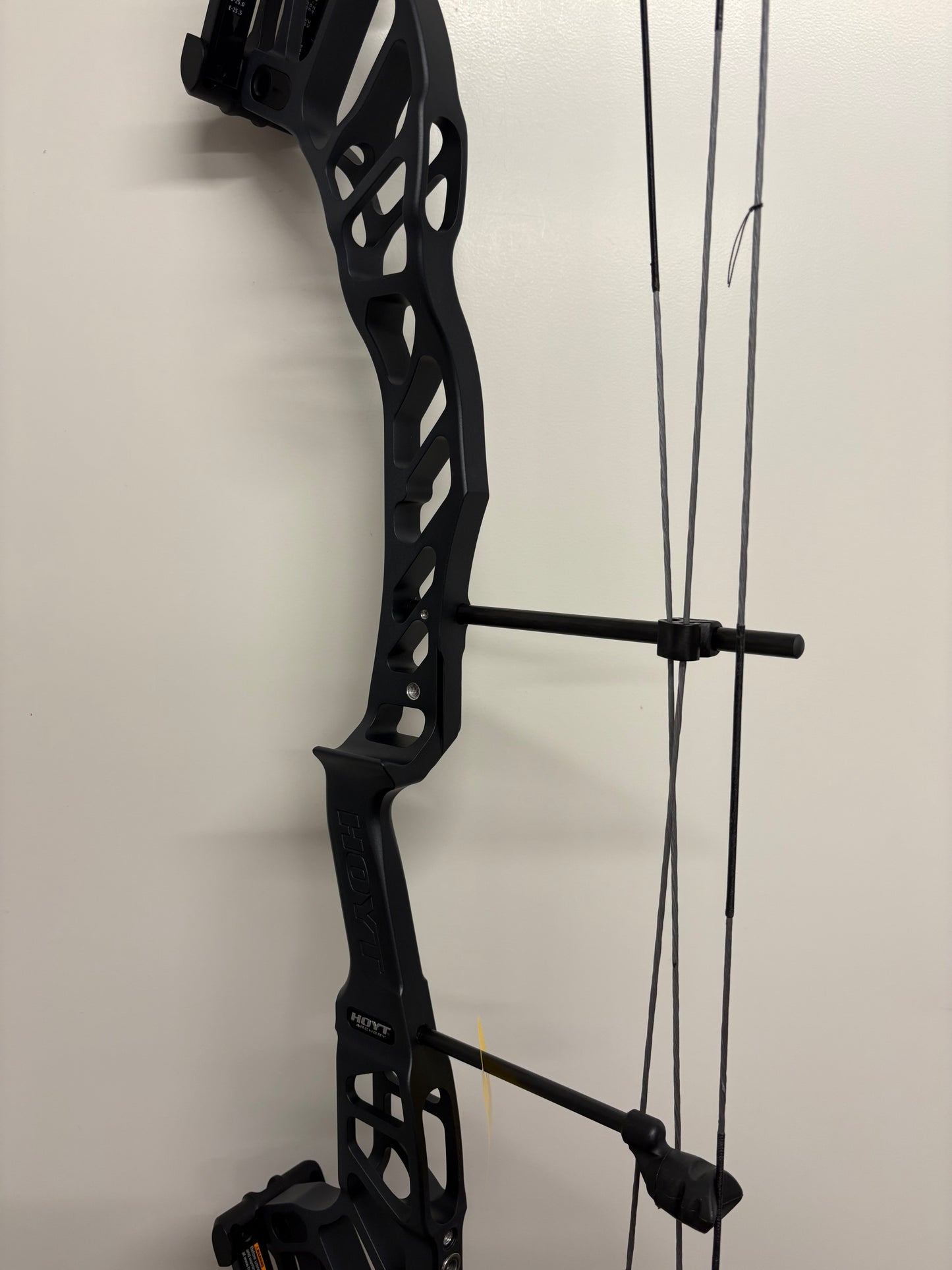 Hoyt Altus 38 Compound Bow RH Pitch Black SVX #1 50-60 lbs - NEW