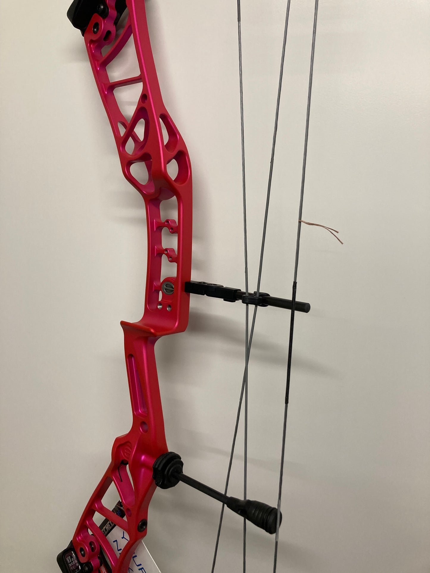 Elite Echelon 39 Compound Bow RH Pink 50-60 lbs - NEW (1.1)