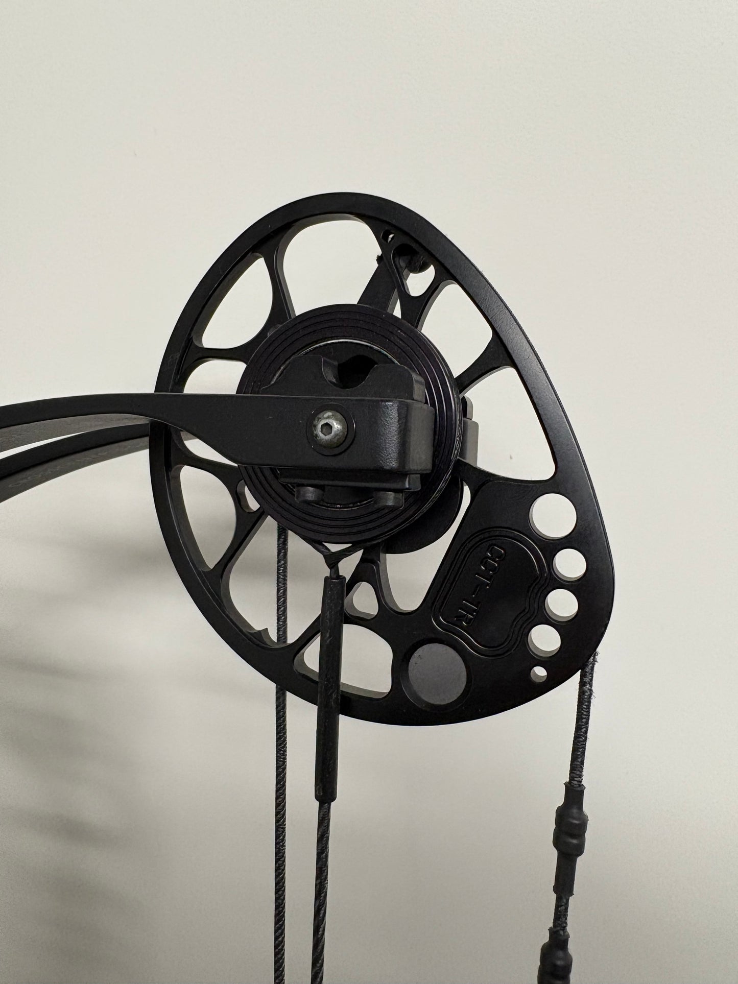 Mathews TRX 38 Compound Bow RH Black 50-60 lbs - Used