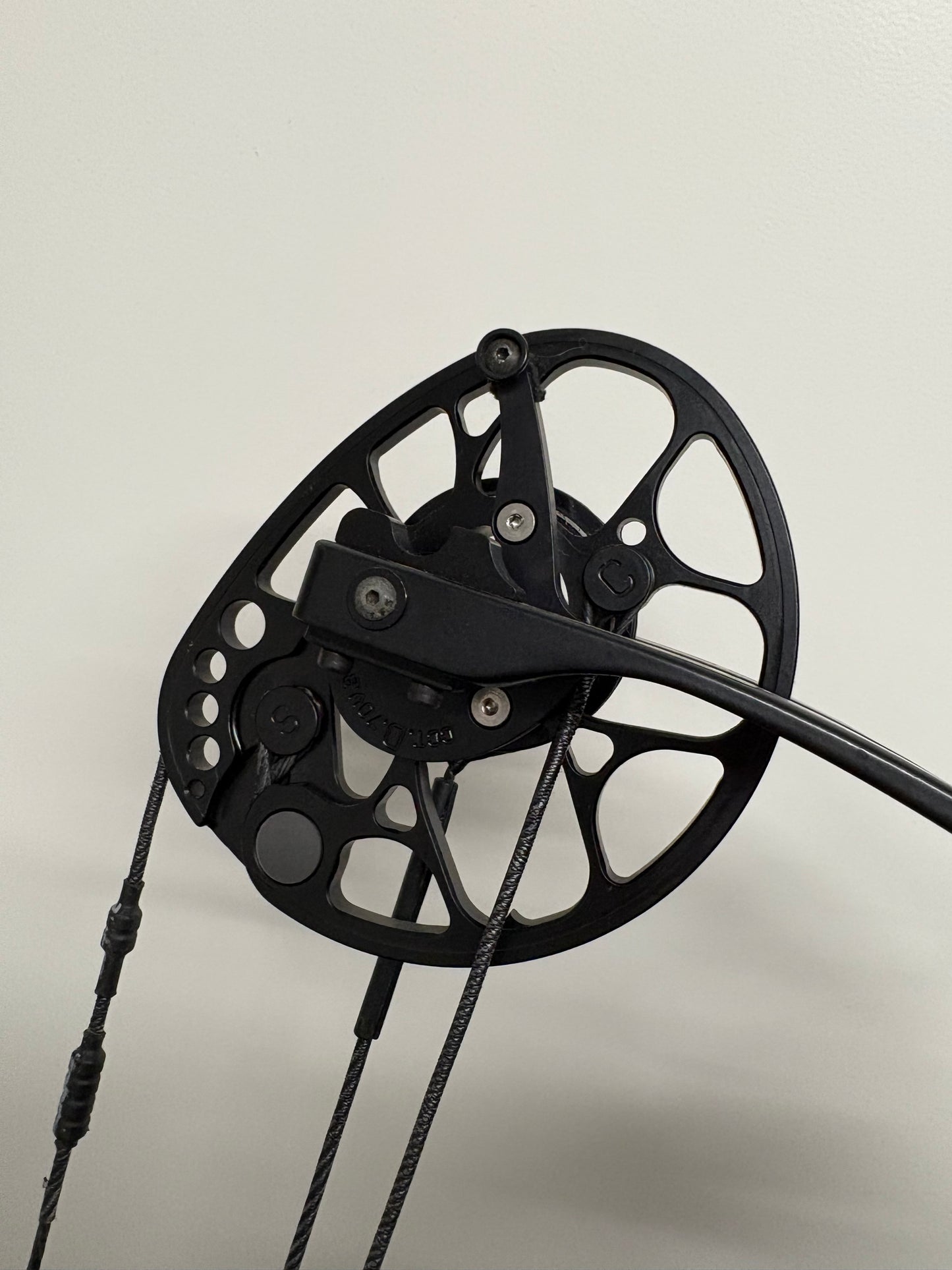 Mathews TRX 38 Compound Bow RH Black 50-60 lbs - Used