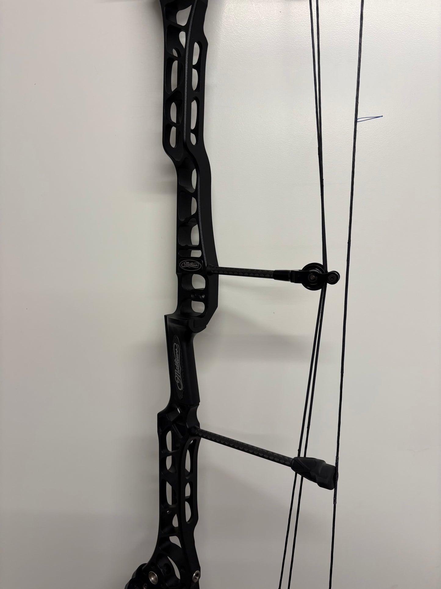 Mathews TRX 38 Compound Bow RH Black 50-60 lbs - Used