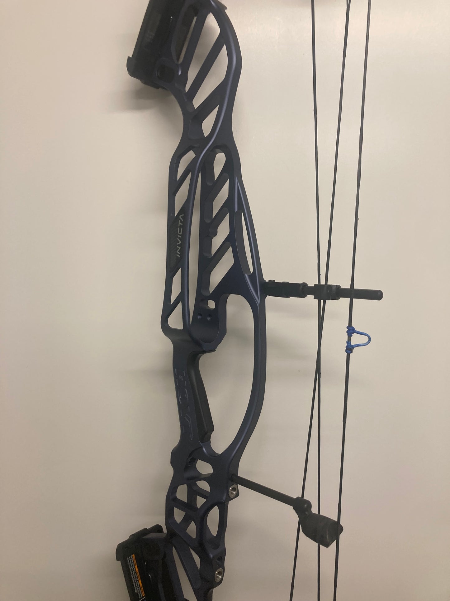 Hoyt Invicta 37 Compound Bow RH Slate SVX #2 50-60 lbs - Used (#1.1)