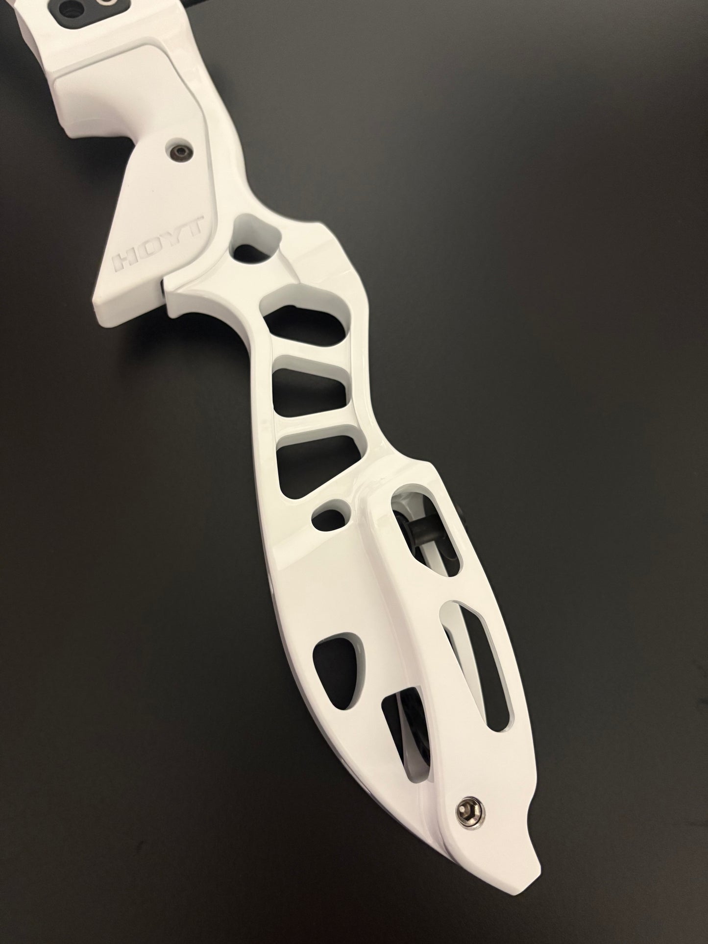 Hoyt Riser Formula SR RH Polar White 25'' - Show Model