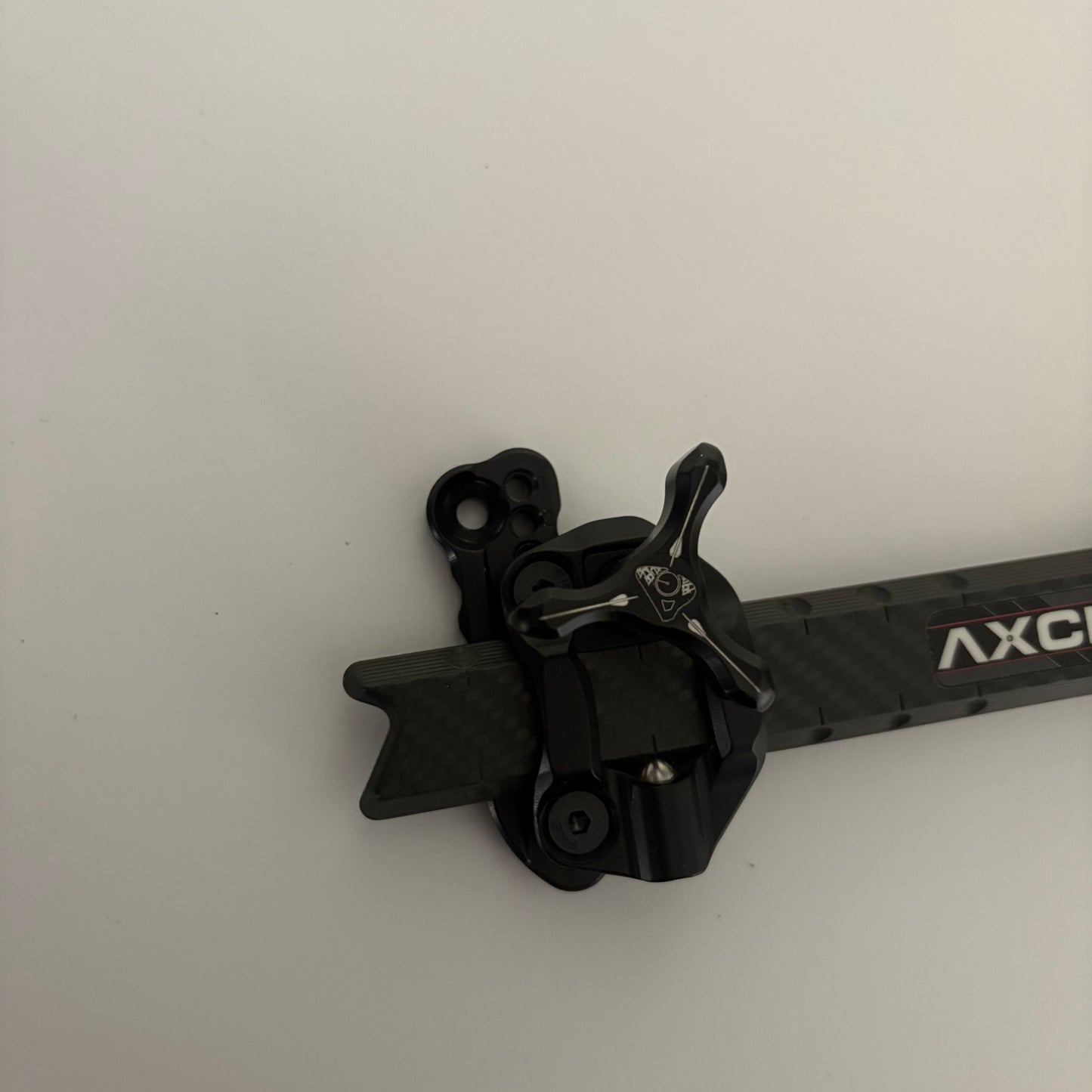 Axcel Achieve XP 1.5 Variable Range Compound Sight RH Black 6'' - Show Model (#BB88)