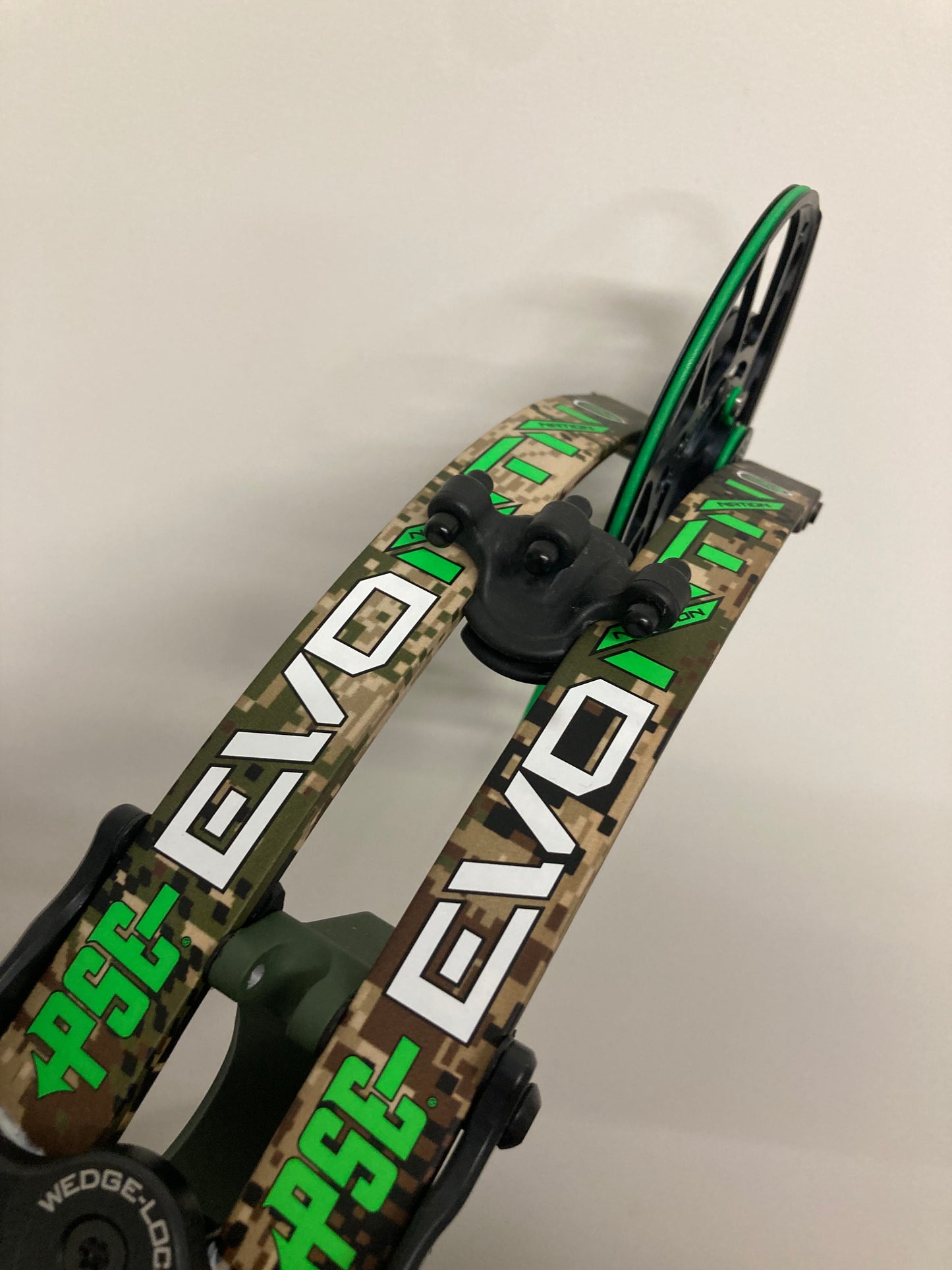PSE Nock On Evo NTN 33 Compound Bow RH Green 60-70 lbs - Show Model