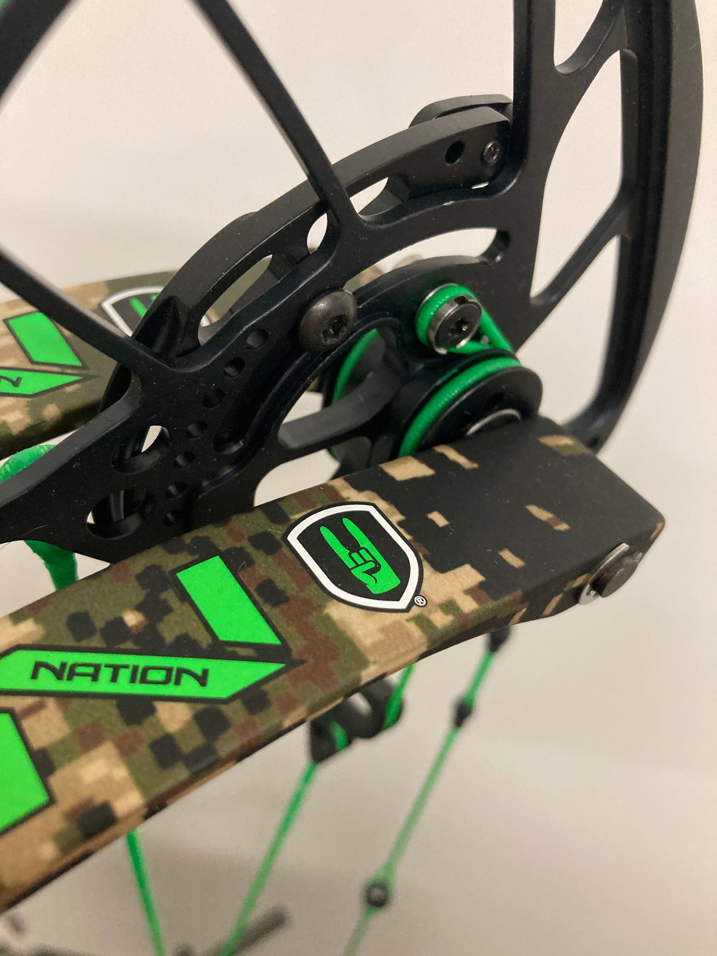 PSE Nock On Evo NTN 33 Compound Bow RH Green 60-70 lbs - Show Model