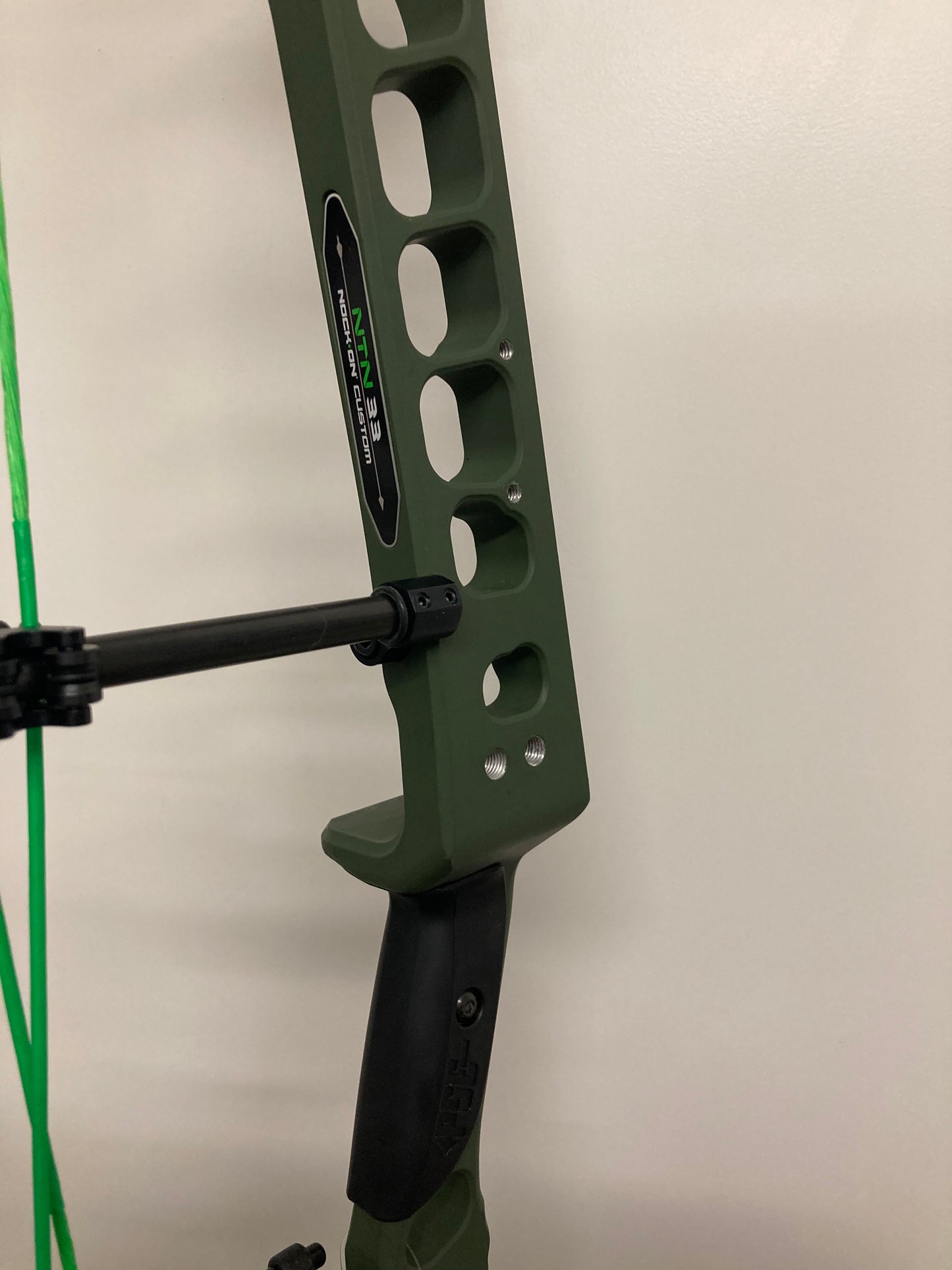 PSE Nock On Evo NTN 33 Compound Bow RH Green 60-70 lbs - Show Model