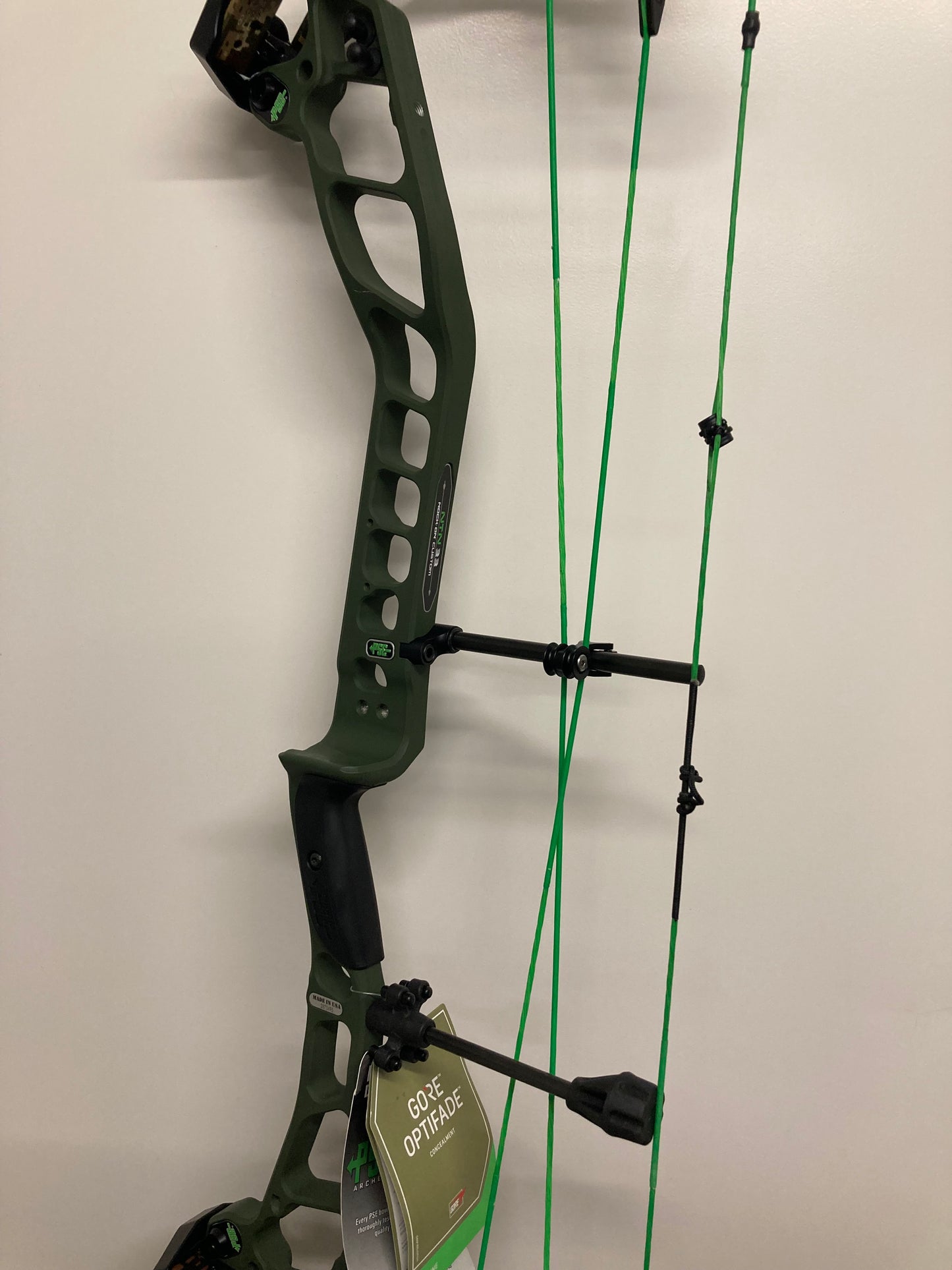 PSE Nock On Evo NTN 33 Compound Bow RH Green 60-70 lbs - Show Model