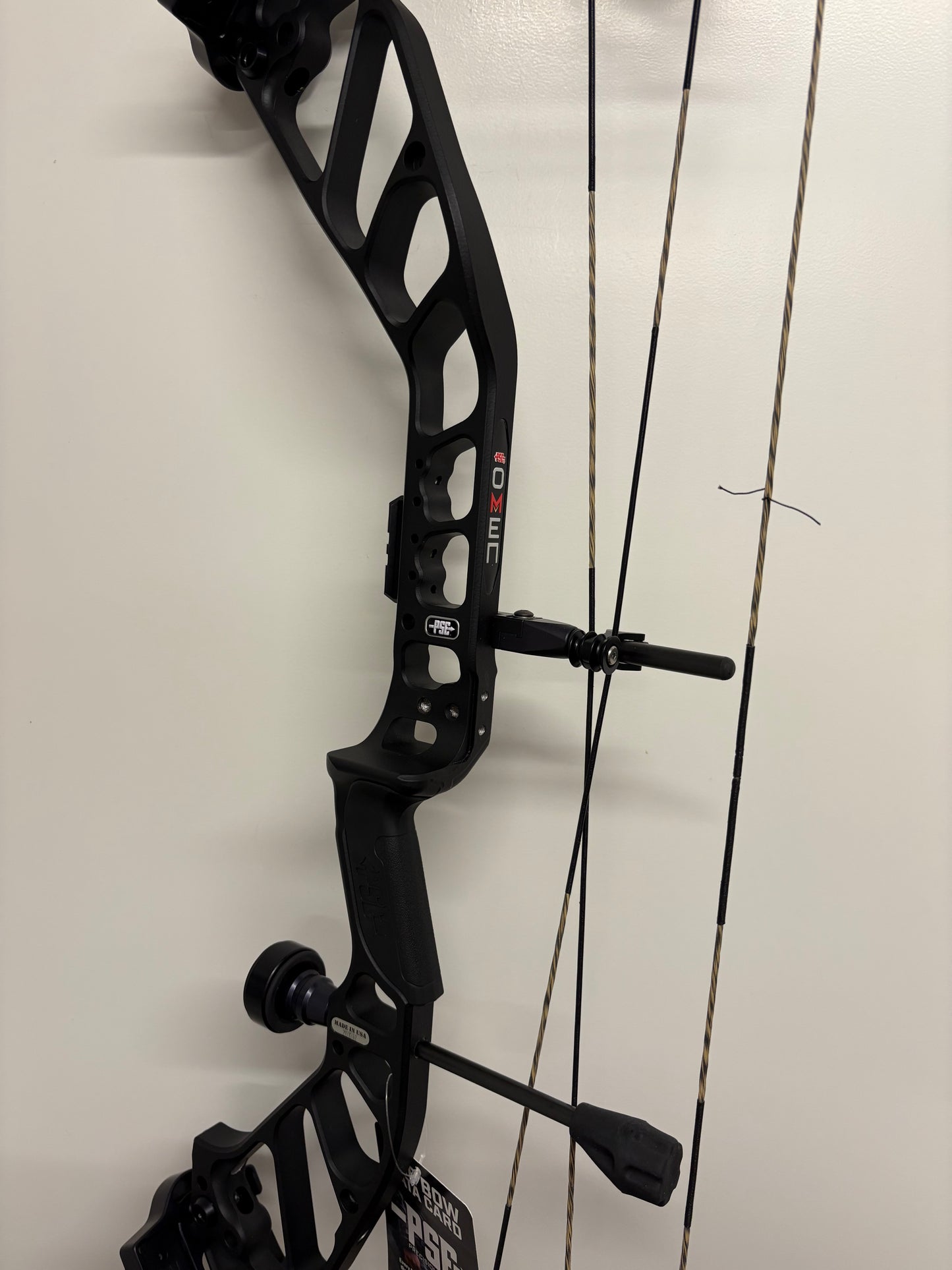 PSE Omen E2 Compound Bow RH Black 60-70 lbs - Show Model