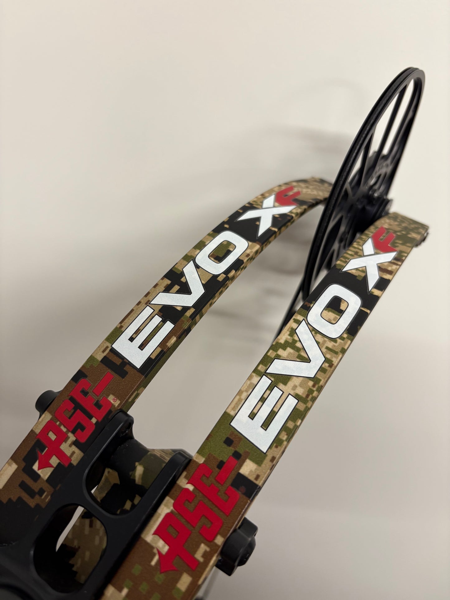 PSE Evo XF 30 E2 Compound Bow RH Optifade Subalpine 60-70 lbs - Show Model