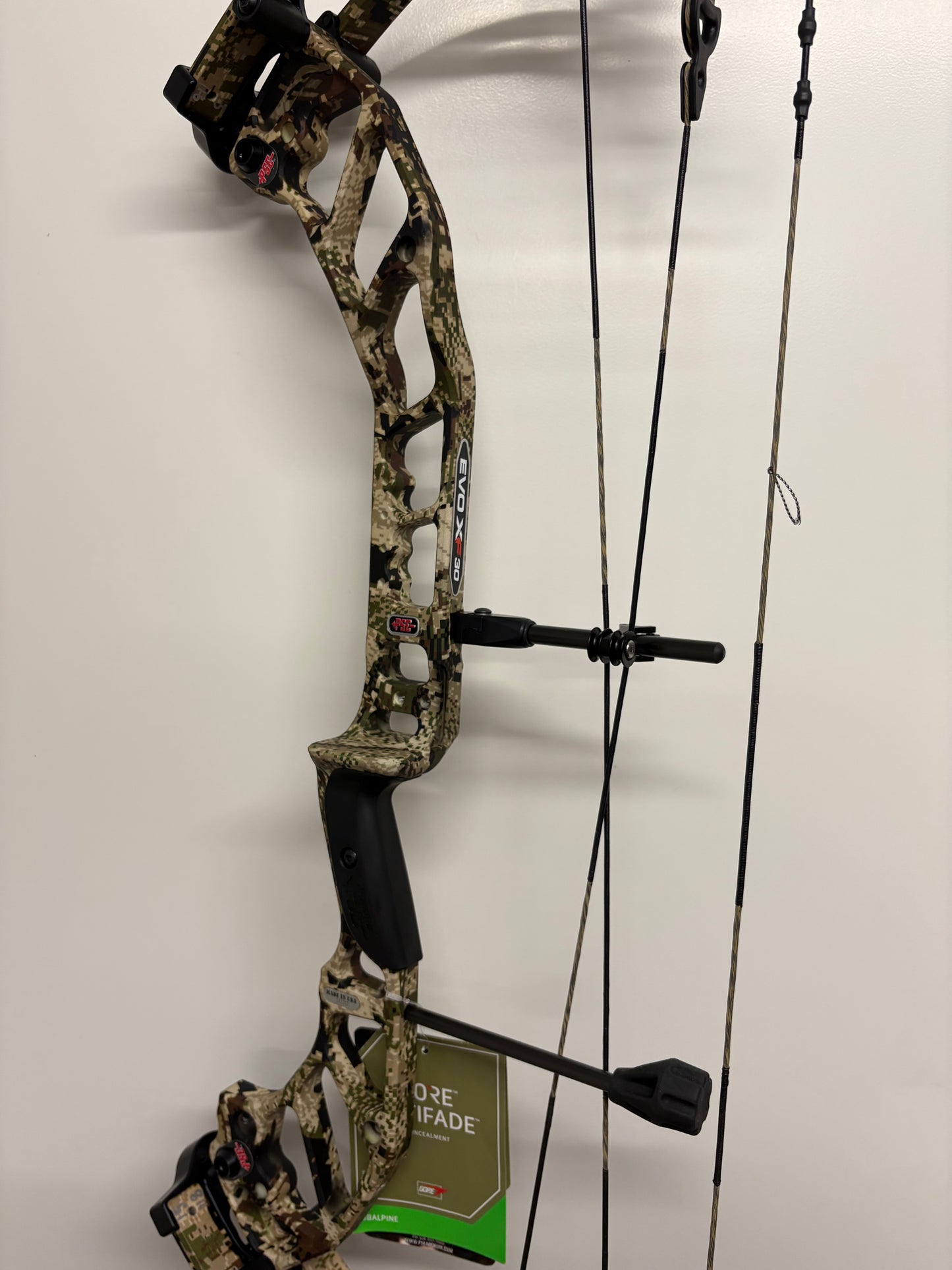 PSE Evo XF 30 E2 Compound Bow RH Optifade Subalpine 60-70 lbs - Show Model