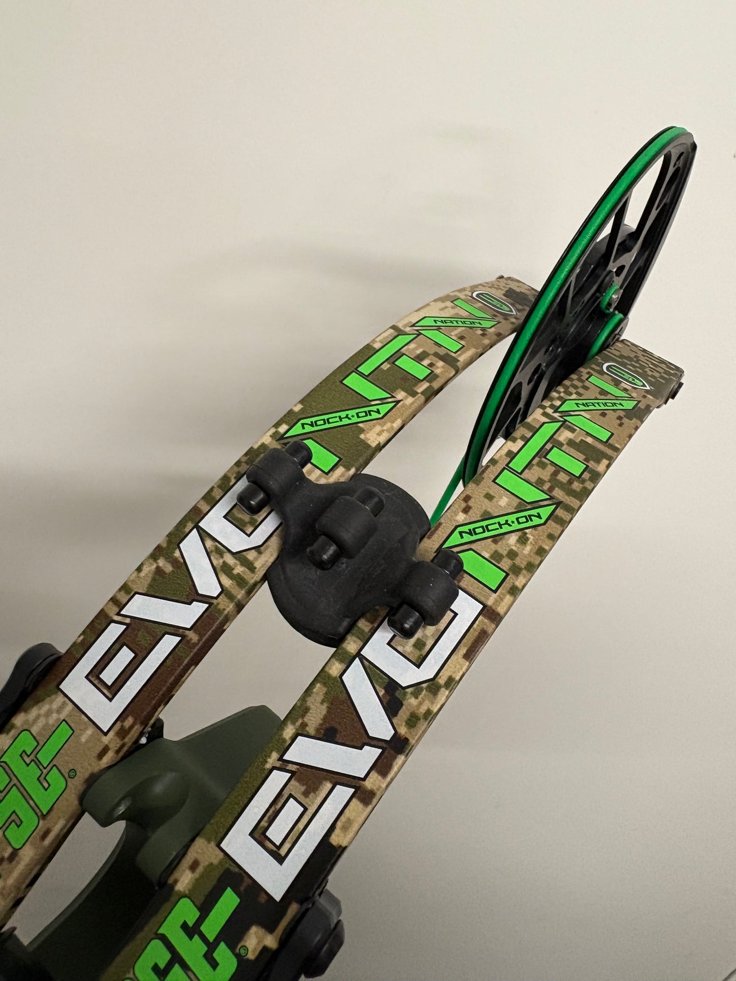 PSE Evo NTN 33 Compound Bow RH Green 50-60 lbs - Show Model