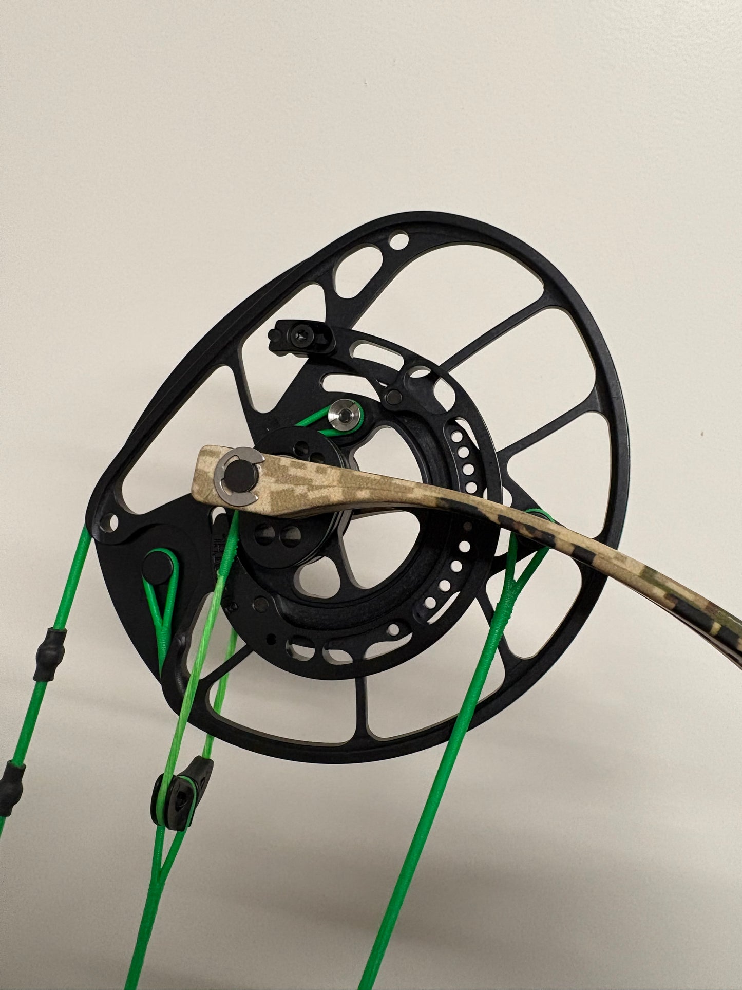 PSE Evo NTN 33 Compound Bow RH Green 50-60 lbs - Show Model
