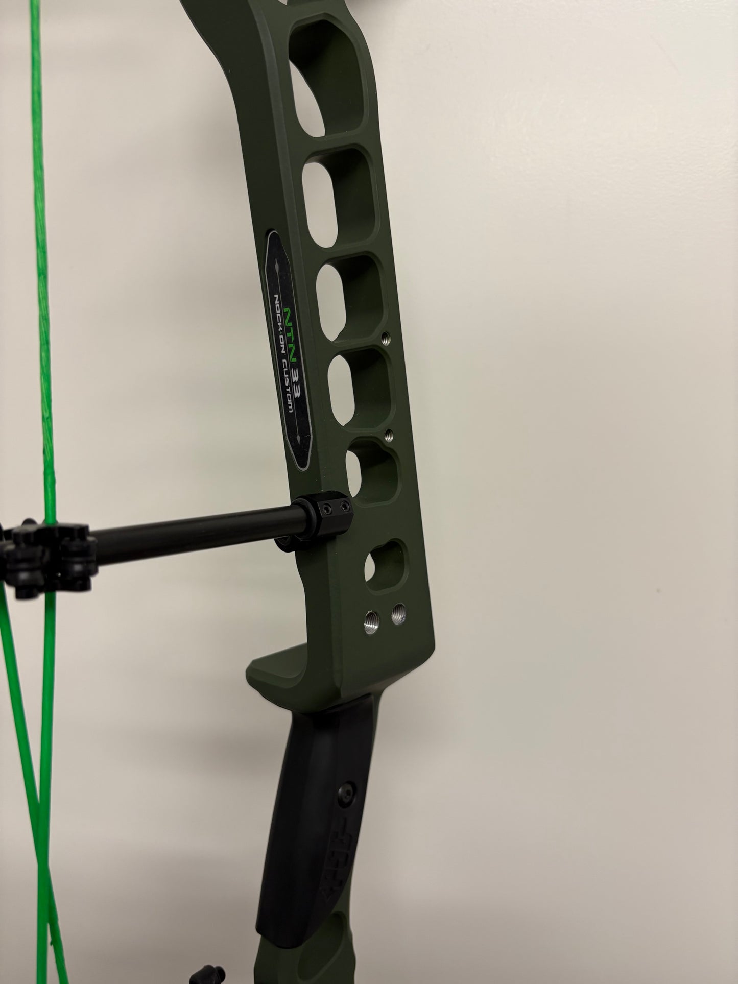PSE Evo NTN 33 Compound Bow RH Green 50-60 lbs - Show Model