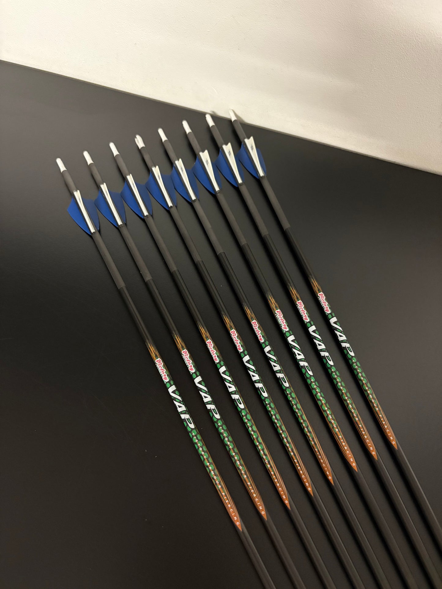 Victory VAP .166 V1 Carbon Arrows 8 pcs / Spine 300 / 30.5 inch - NEW