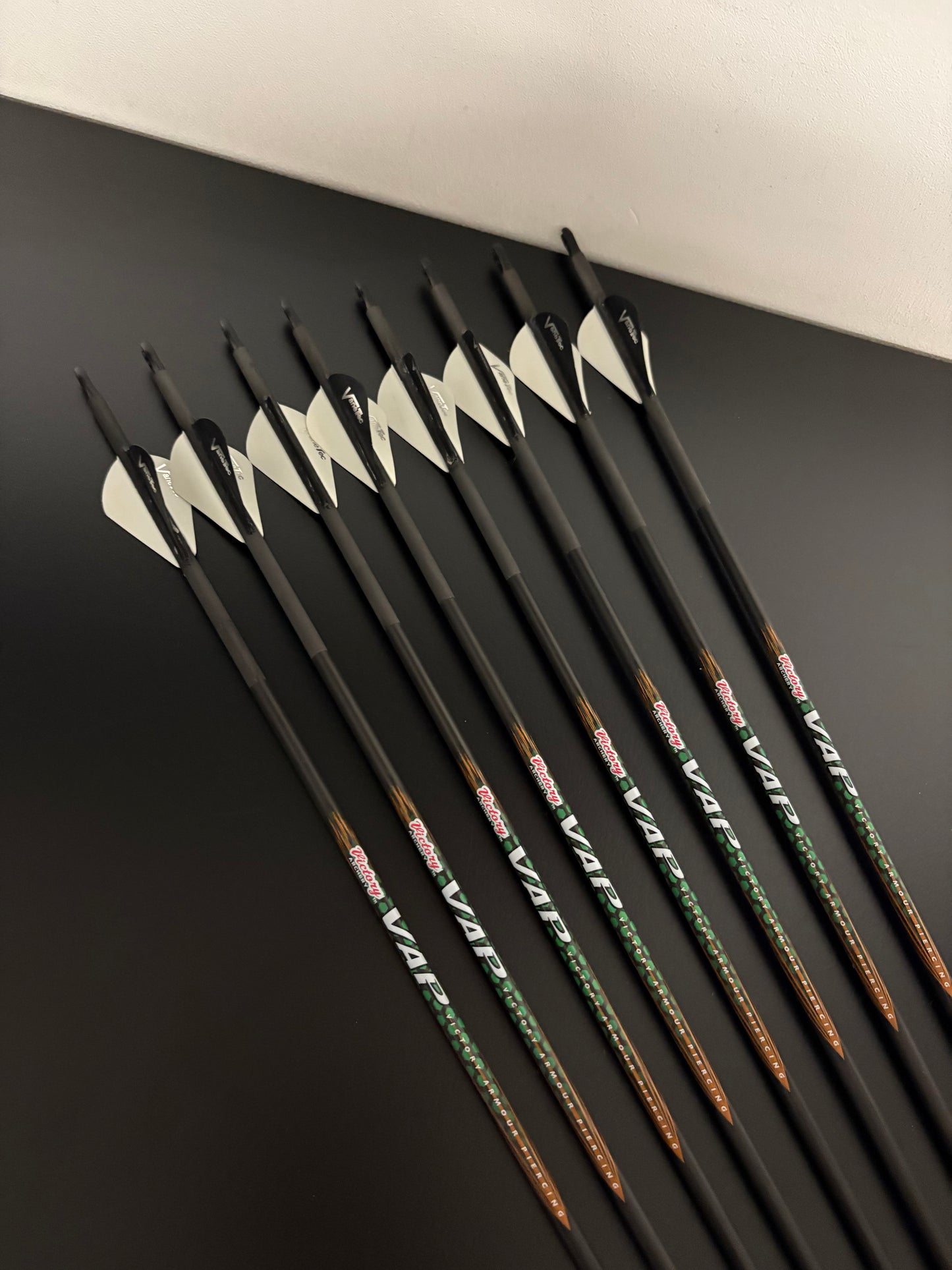 Victory VAP .166 V3 Carbon Arrows 8 pcs / Spine 300 / 30.5 inch - NEW