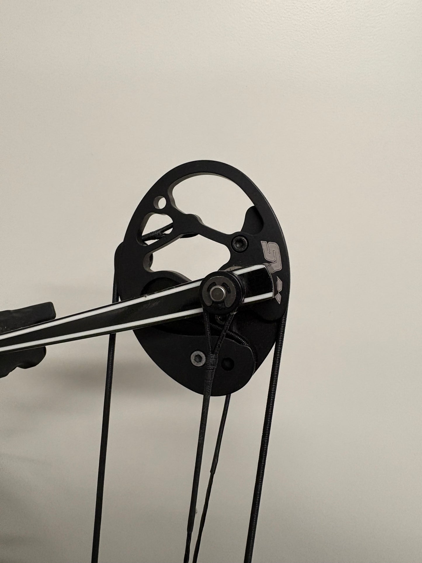 Hoyt Prevail 40 Compound Bow RH Slate SVX #1 50-60 lbs - Used (1.1)