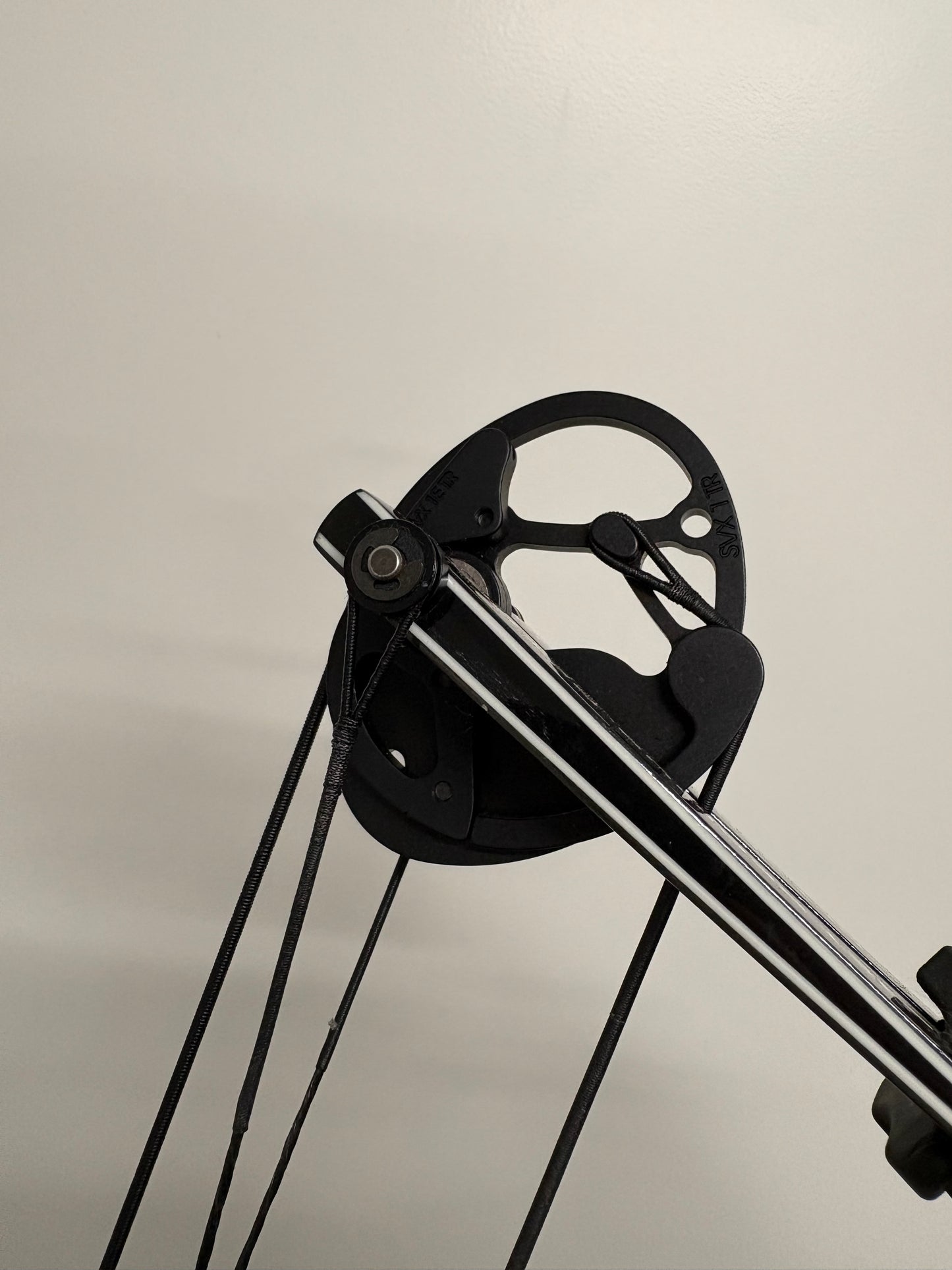 Hoyt Prevail 40 Compound Bow RH Slate SVX #1 50-60 lbs - Used (1.1)
