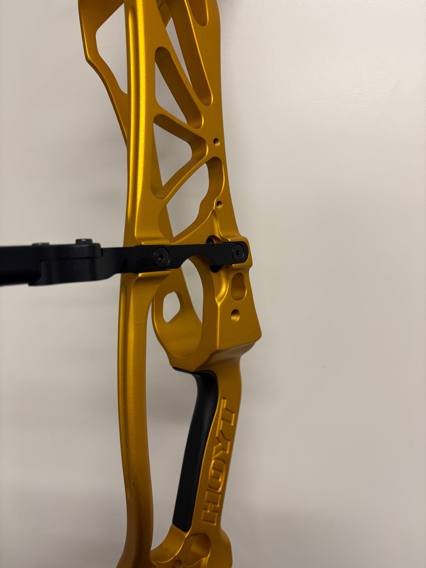 Hoyt Prevail 40 Compound Bow RH Gold SVX #1 50-60 lbs - Used (1.1)