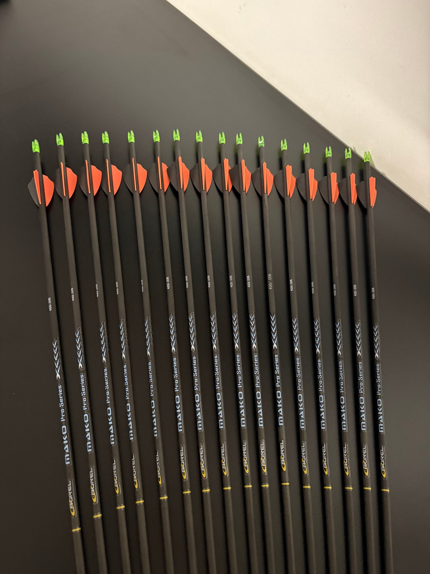 Aurel Mako Pro Series Carbon Arrows 16 pcs / Spine 400 / 33 inch - Show Model