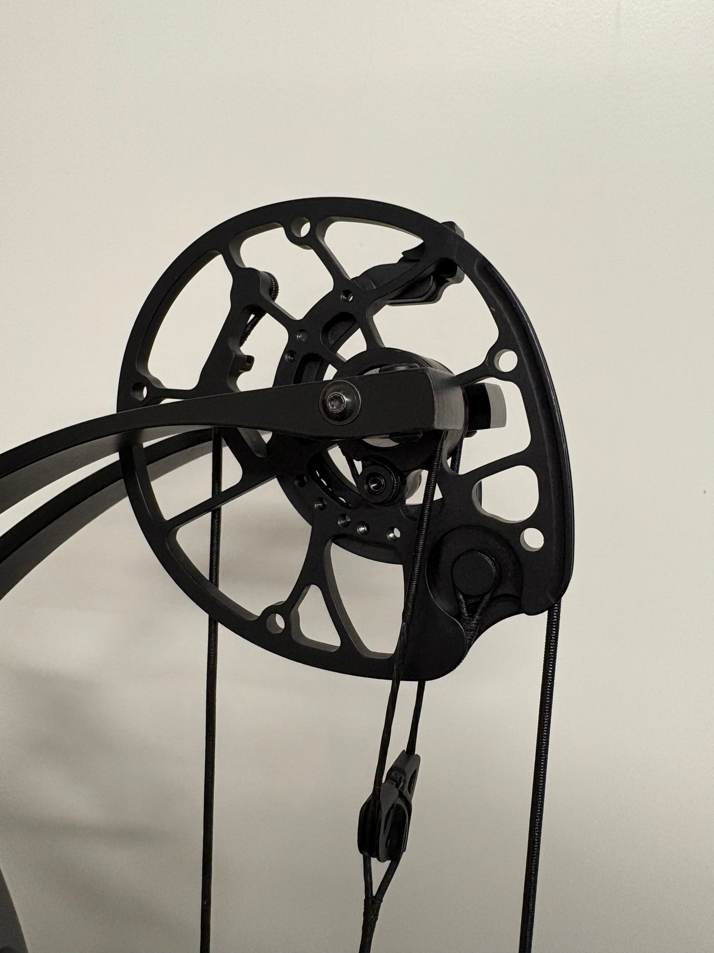 Hoyt Concept X 40 Compound Bow RH CDM Tombstone - Used