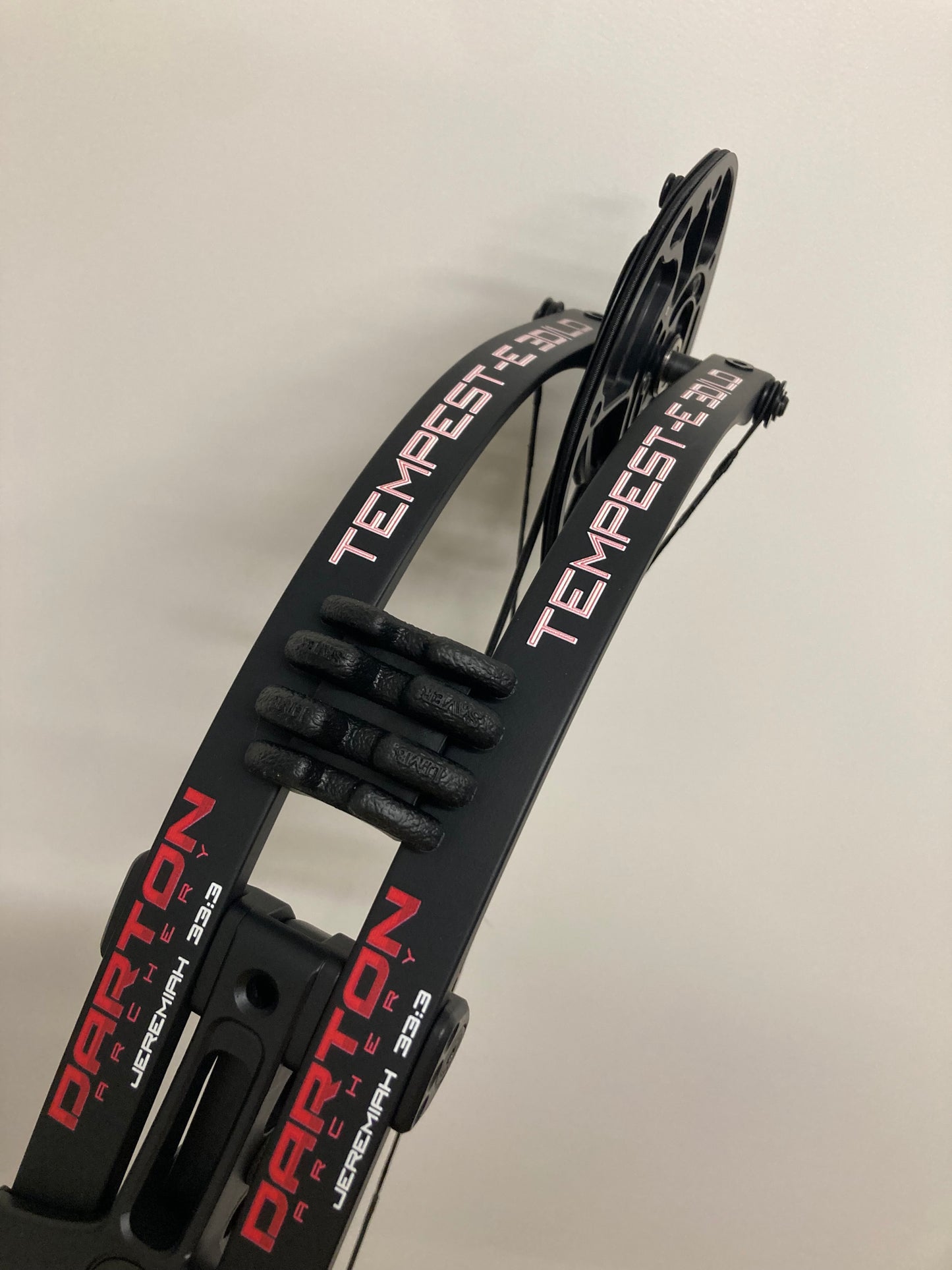 Darton Tempest-E 3D/LD Compound Bow RH Black/Black 50-60 lbs - NEW