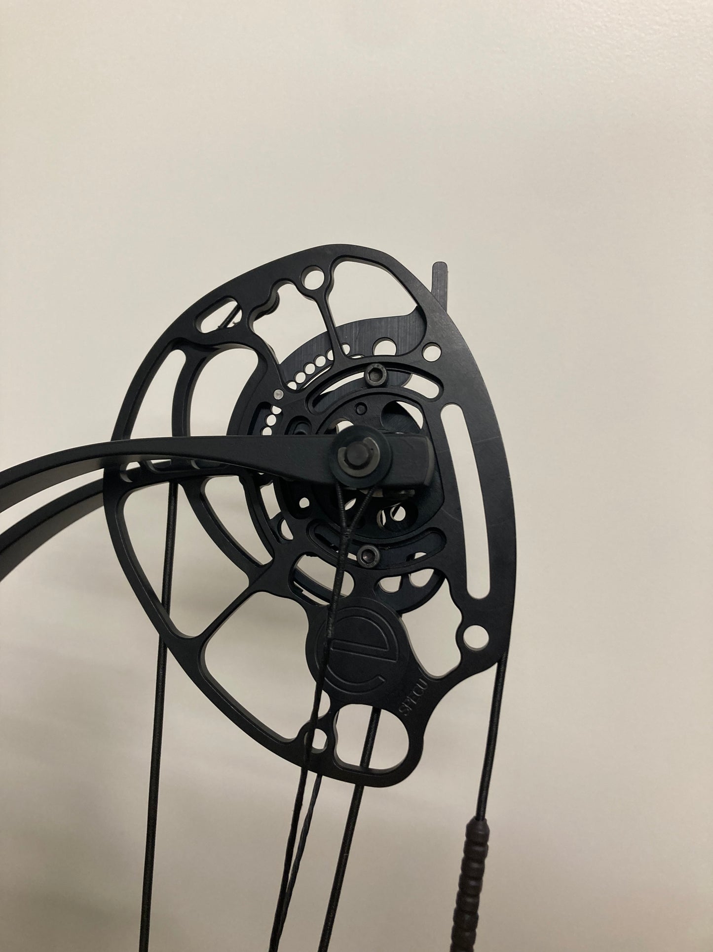 Darton Tempest-E 3D/LD Compound Bow RH Black/Black 50-60 lbs - NEW