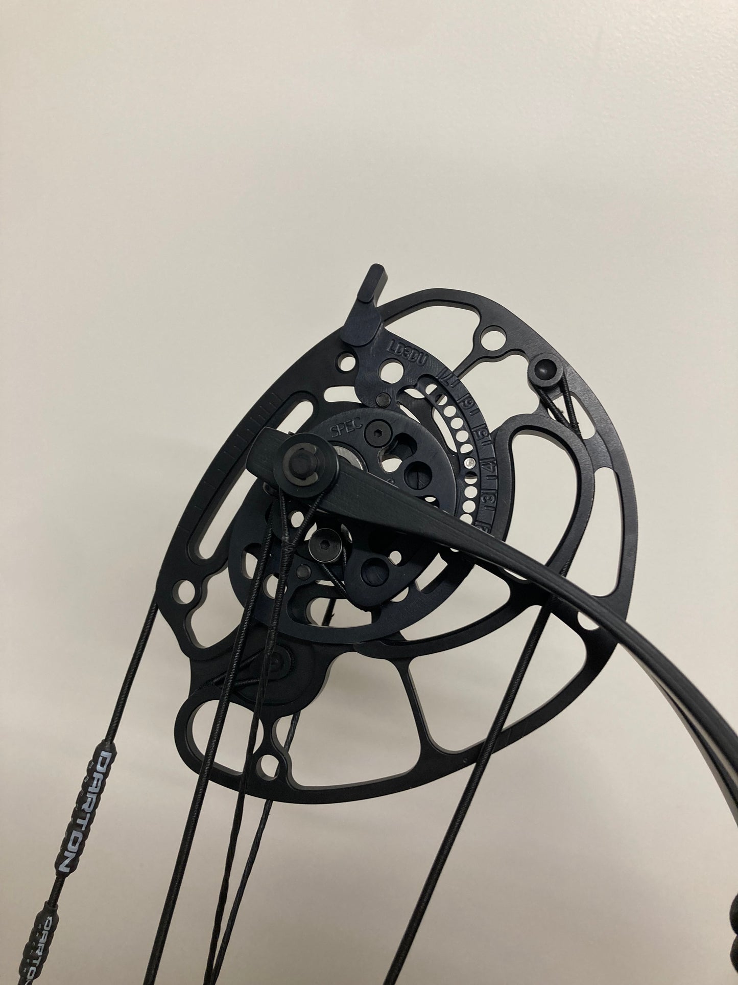 Darton Tempest-E 3D/LD Compound Bow RH Black/Black 50-60 lbs - NEW