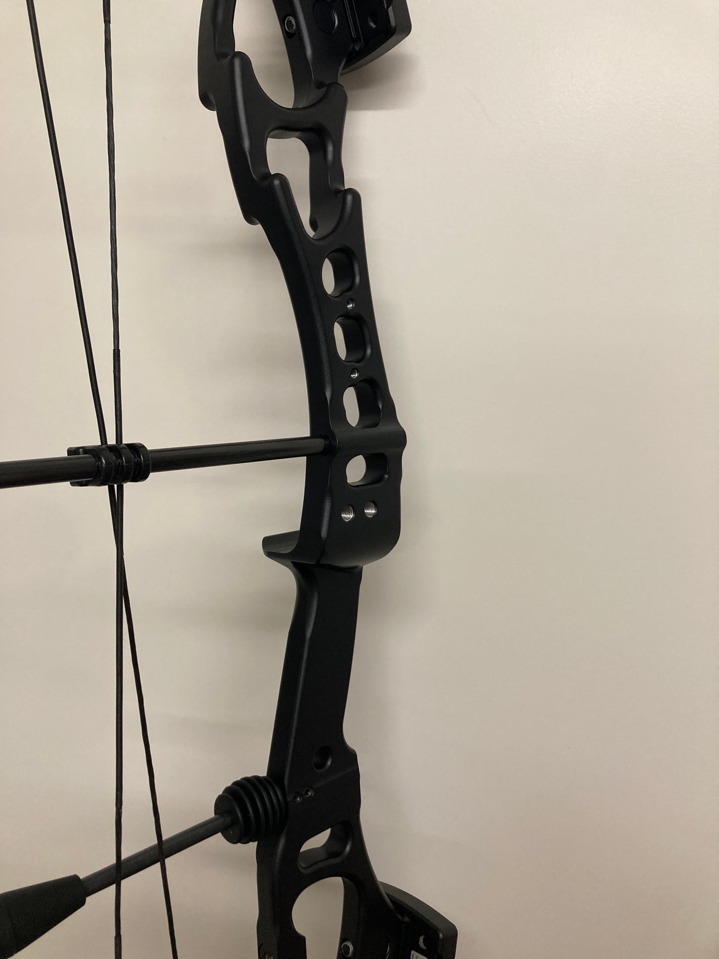 Darton Tempest-E 3D/LD Compound Bow RH Black/Black 50-60 lbs - NEW