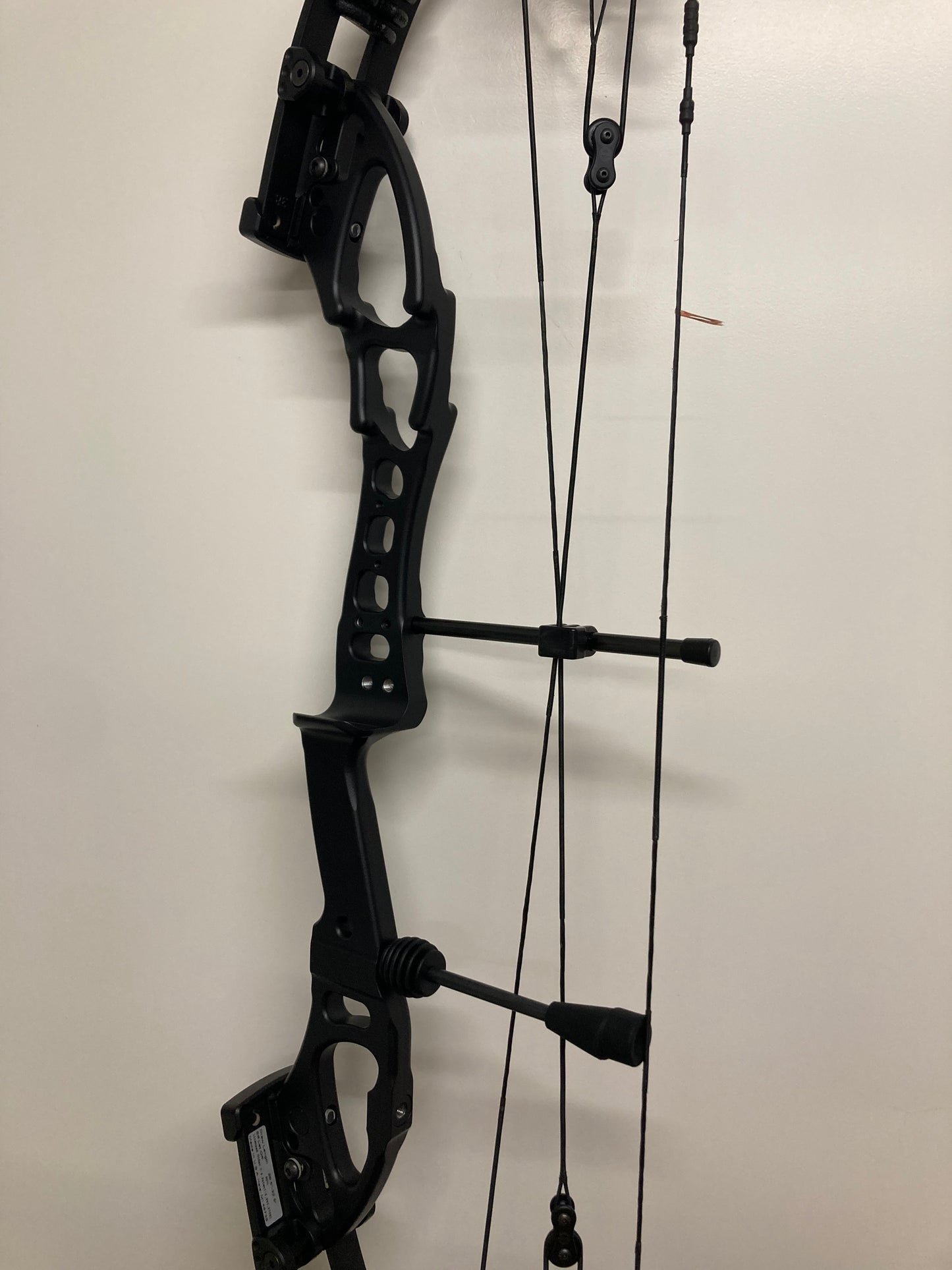 Darton Tempest-E 3D/LD Compound Bow RH Black/Black 50-60 lbs - NEW