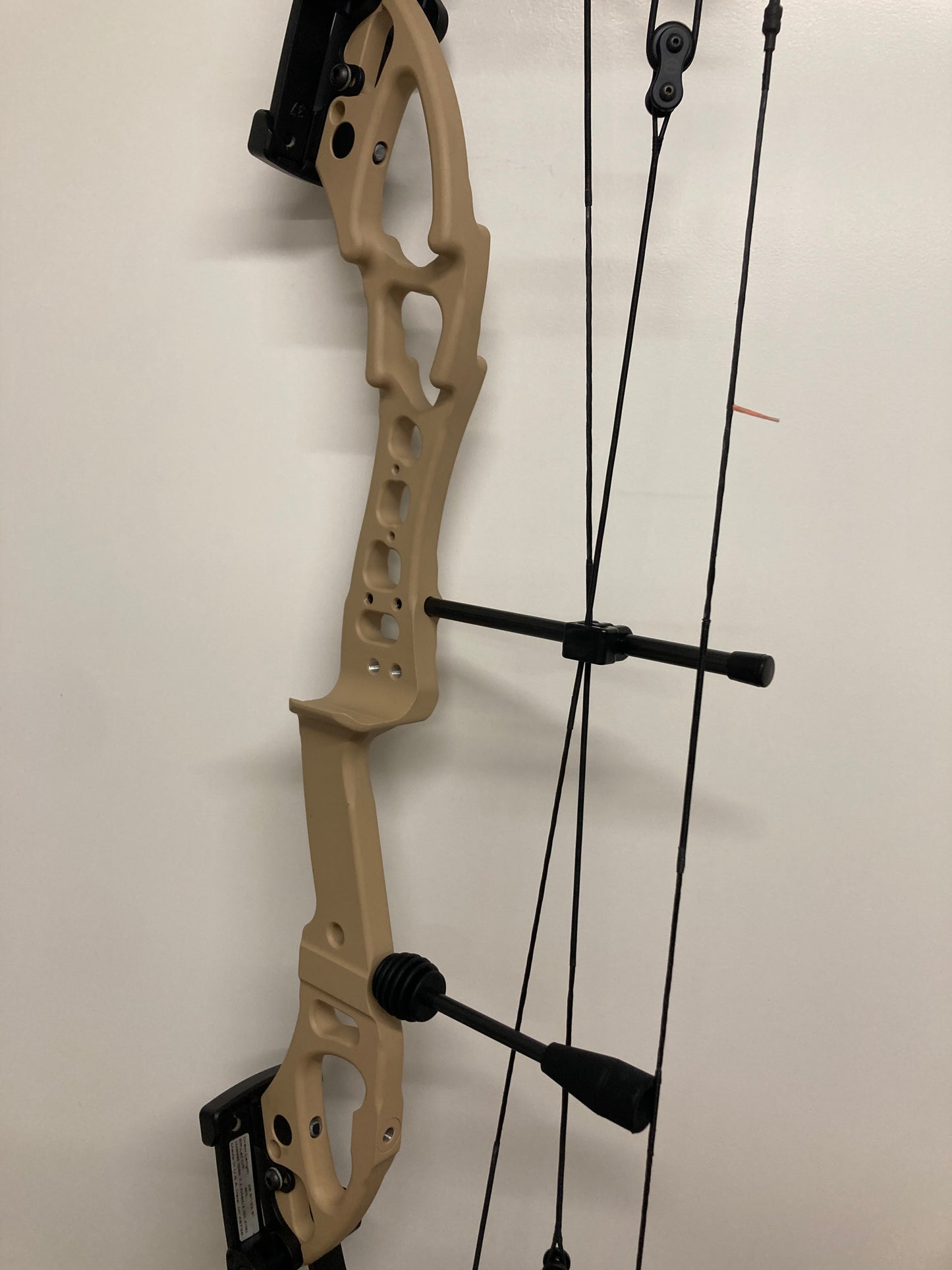 Darton Tempest-E 3D/LD Compound Bow RH Tan/Black 50-60 lbs - NEW