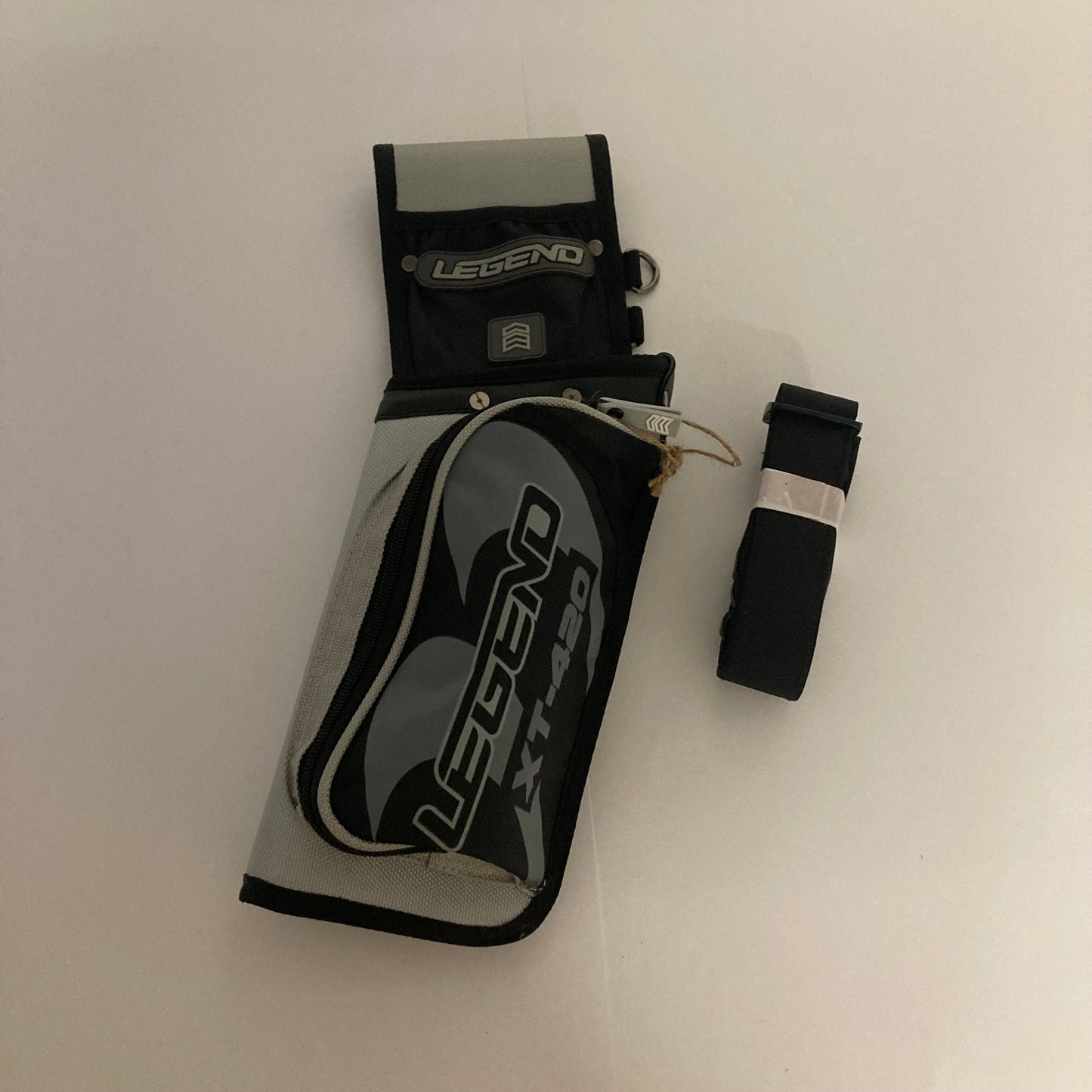 Legend XT420 Field Quiver LH Silver - NEW