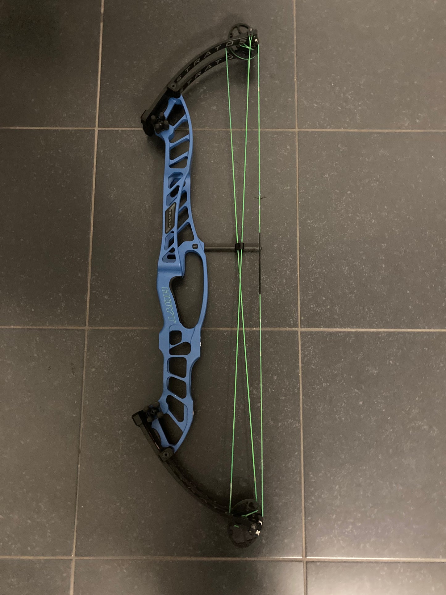 Hoyt Stratos 40 Compound Bow RH Liquid Blue SVX #2 50-60 lbs - Used (#1.1)