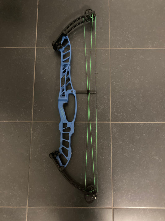 Hoyt Stratos 40 Compound Bow RH Liquid Blue SVX #2 50-60 lbs - Used