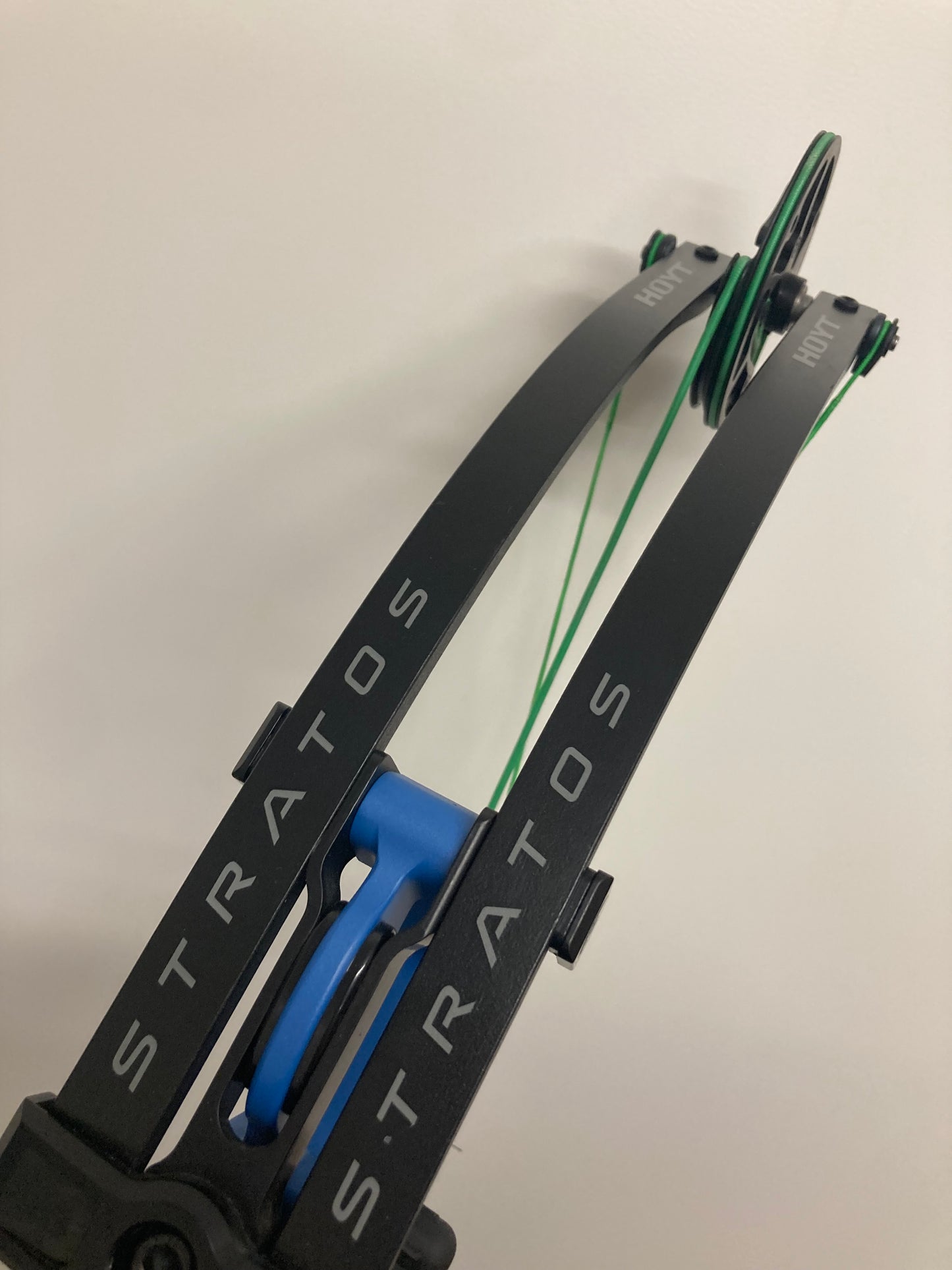 Hoyt Stratos 40 Compound Bow RH Liquid Blue SVX #2 50-60 lbs - Used (#1.1)