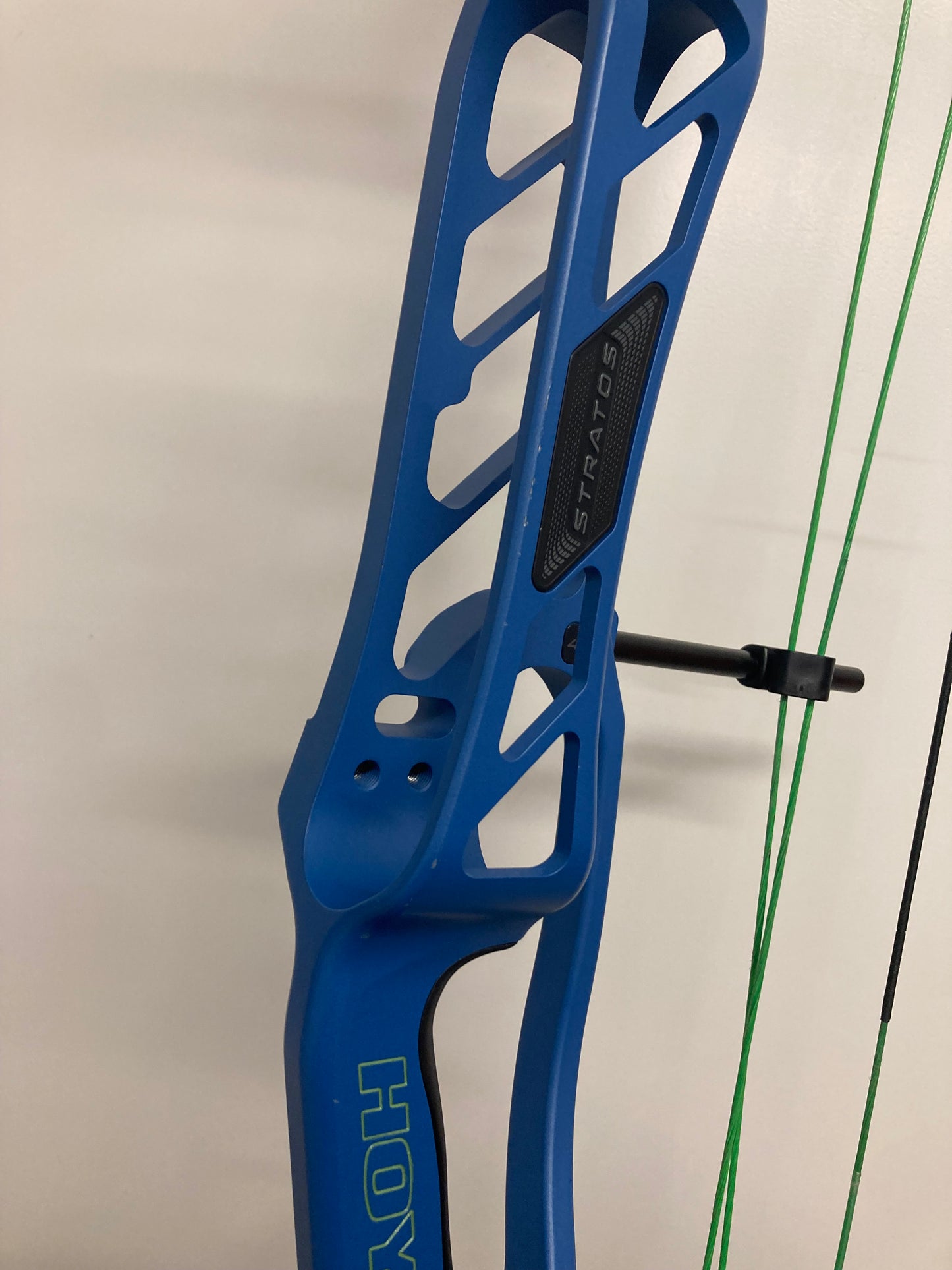 Hoyt Stratos 40 Compound Bow RH Liquid Blue SVX #2 50-60 lbs - Used (#1.1)