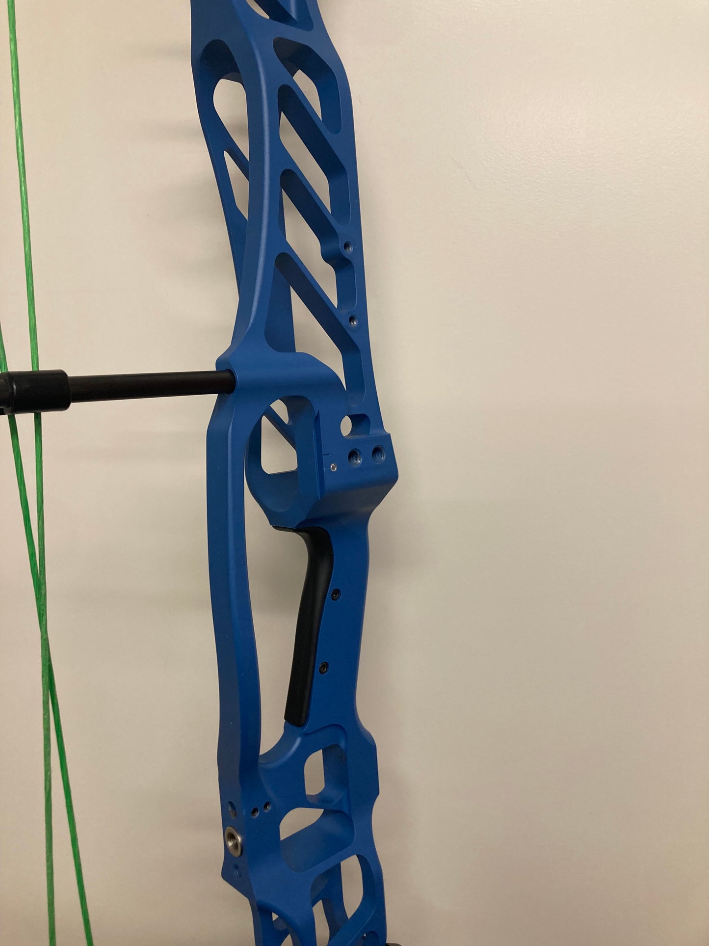 Hoyt Stratos 40 Compound Bow RH Liquid Blue SVX #2 50-60 lbs - Used (#1.1)