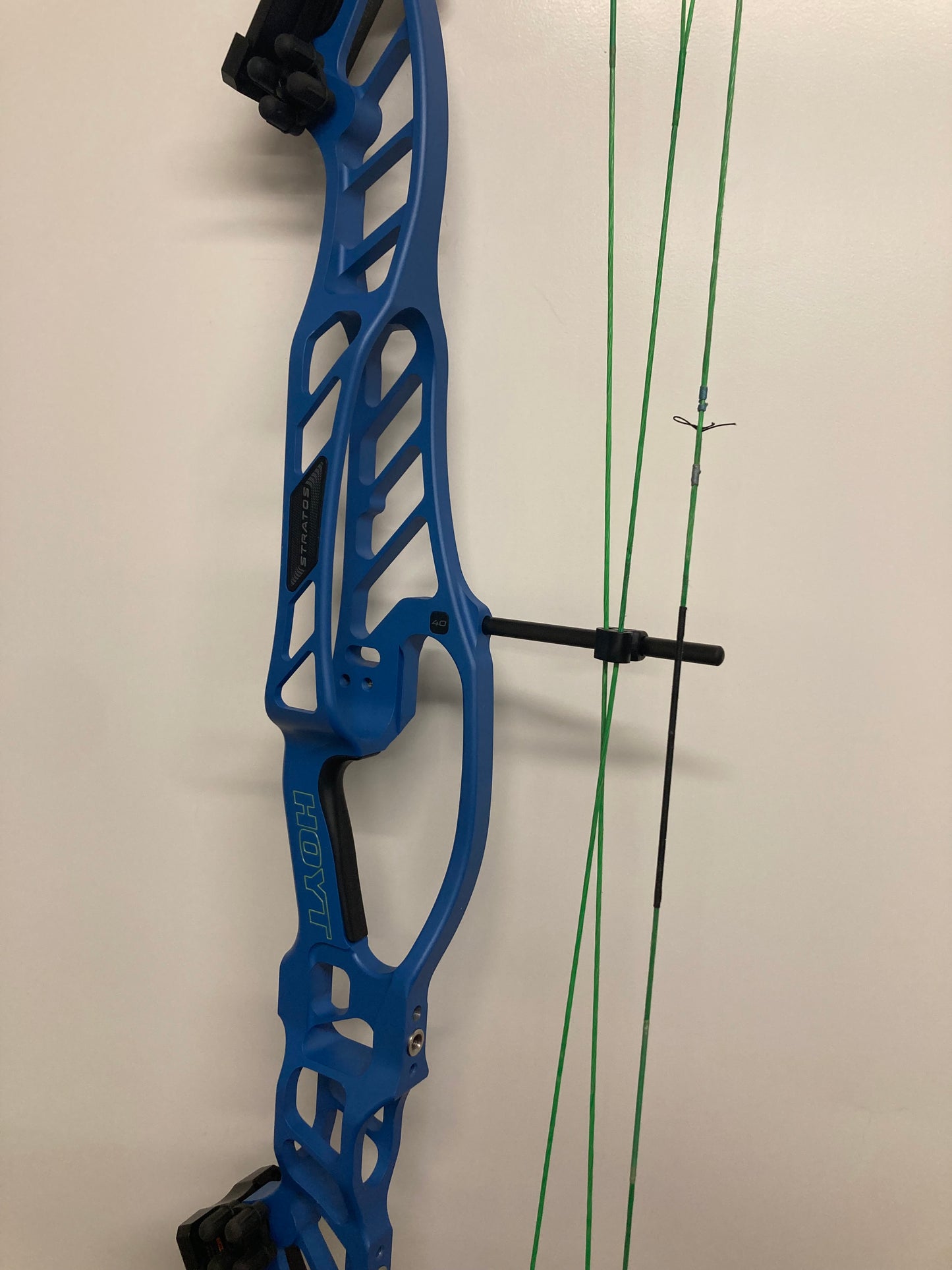 Hoyt Stratos 40 Compound Bow RH Liquid Blue SVX #2 50-60 lbs - Used (#1.1)