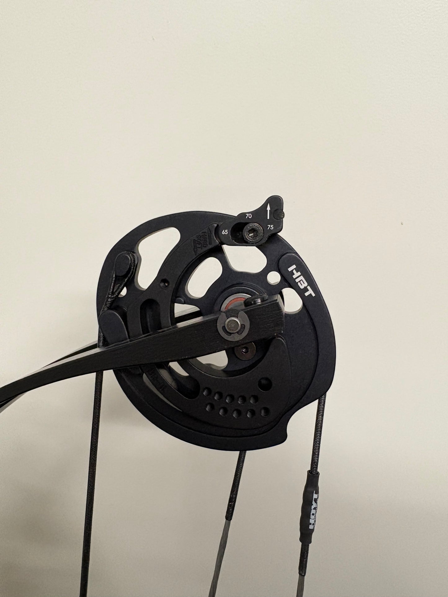 Hoyt Stratos 36 Compound Bow LH Championship Red HBT #1 50-60 lbs - NEW