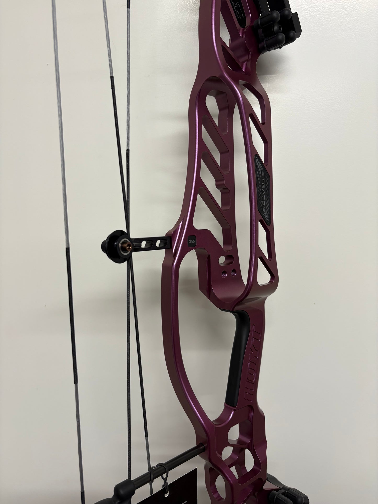 Hoyt Stratos 36 Compound Bow LH Stardust Purple HBT #1 50-60 lbs - NEW