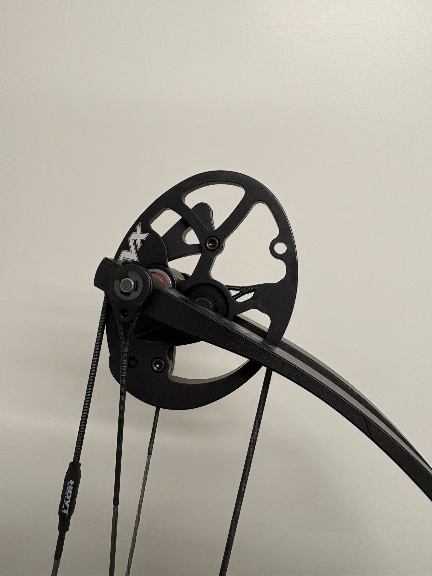 Hoyt Stratos 40 Compound Bow LH Frost White SVX #3 50-60 lbs - Show Model