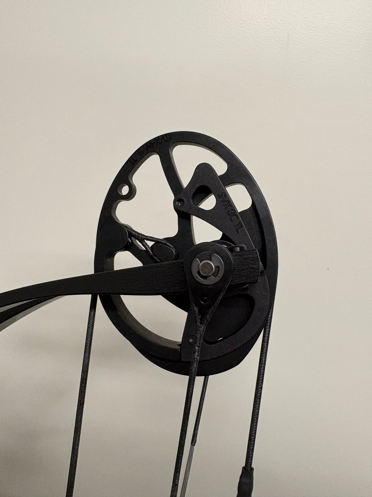 Hoyt Stratos 40 Compound Bow LH Frost White SVX #3 50-60 lbs - Show Model