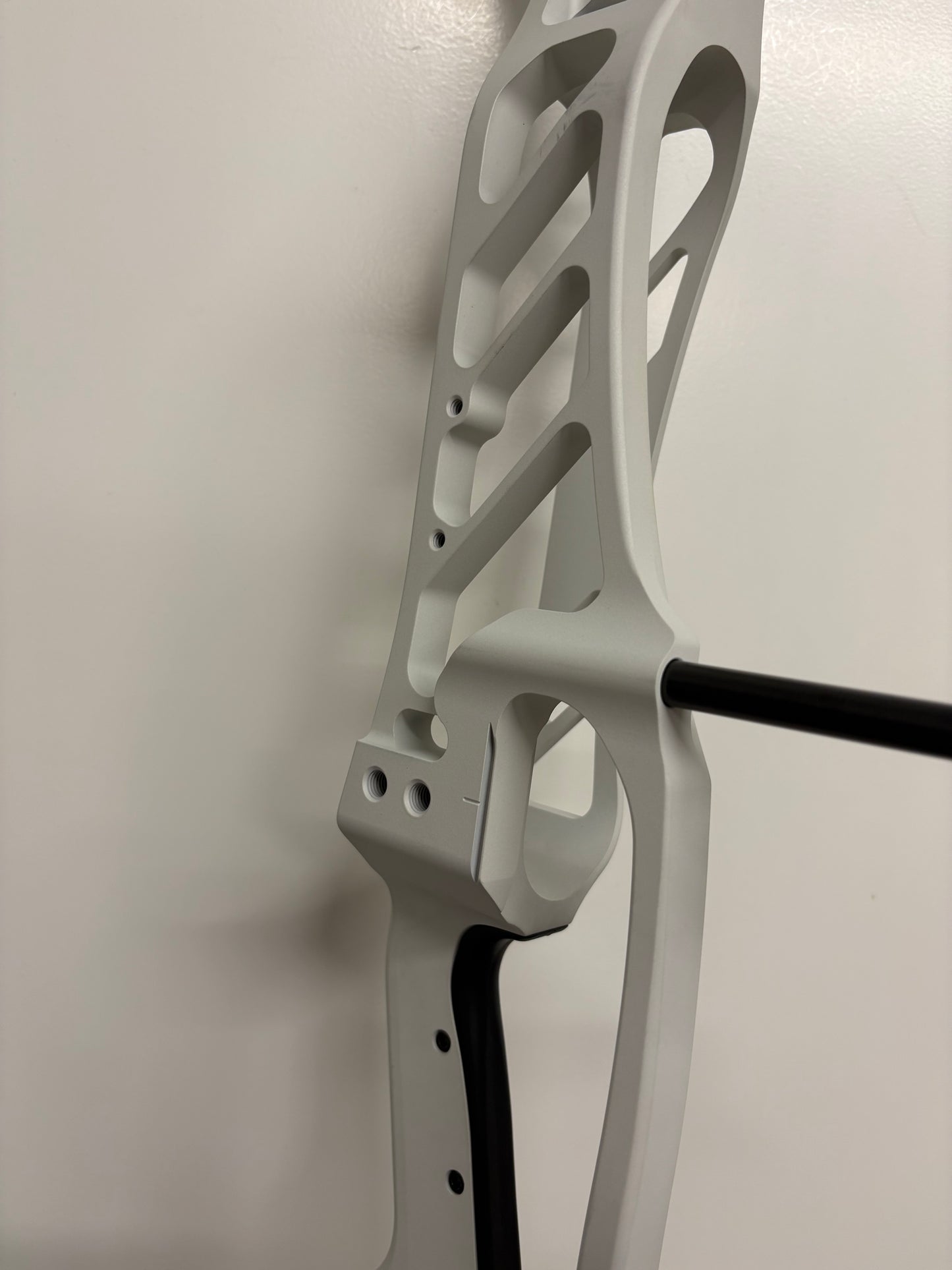 Hoyt Stratos 40 Compound Bow LH Frost White SVX #3 50-60 lbs - Show Model