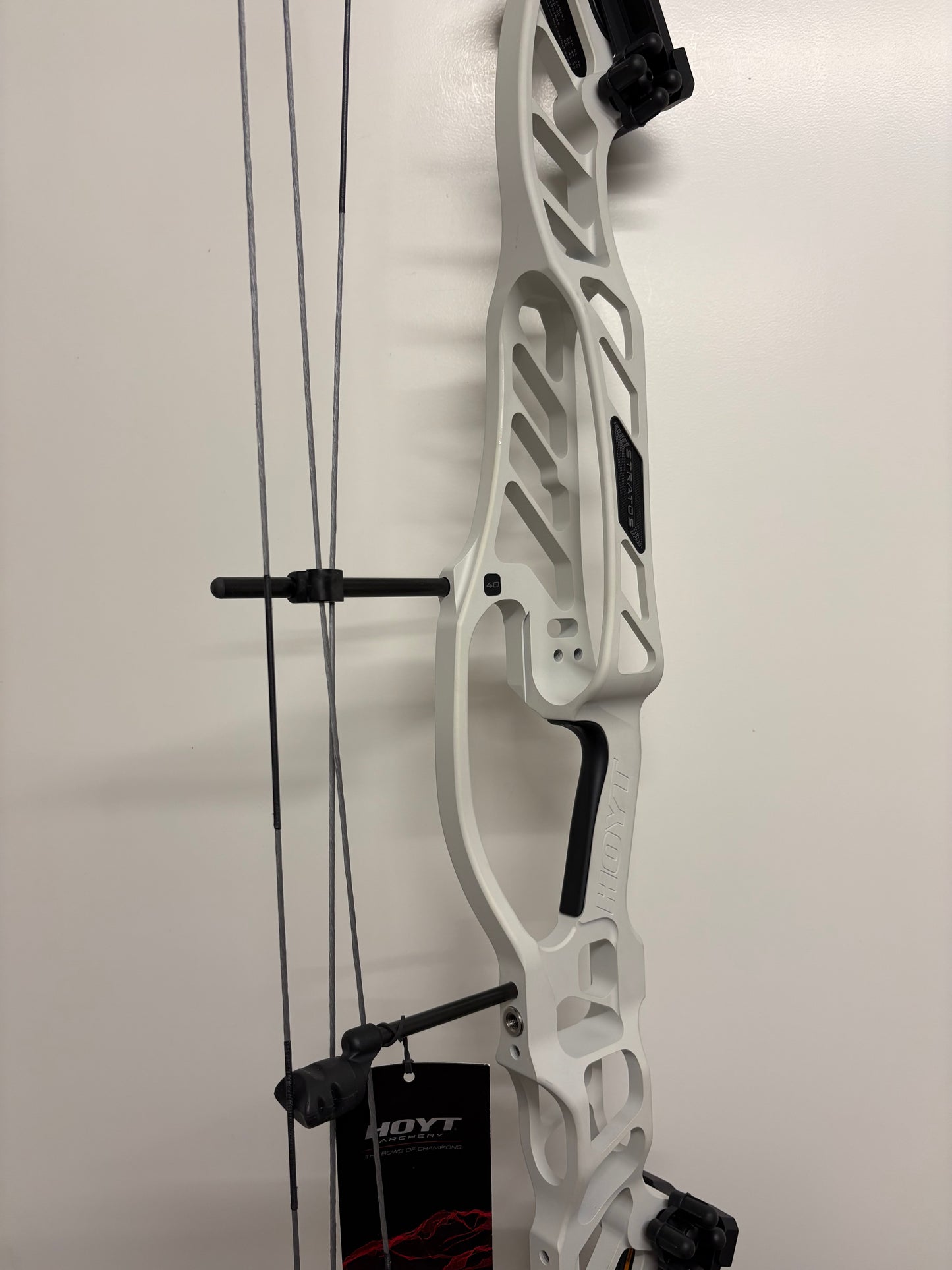 Hoyt Stratos 40 Compound Bow LH Frost White SVX #3 50-60 lbs - Show Model