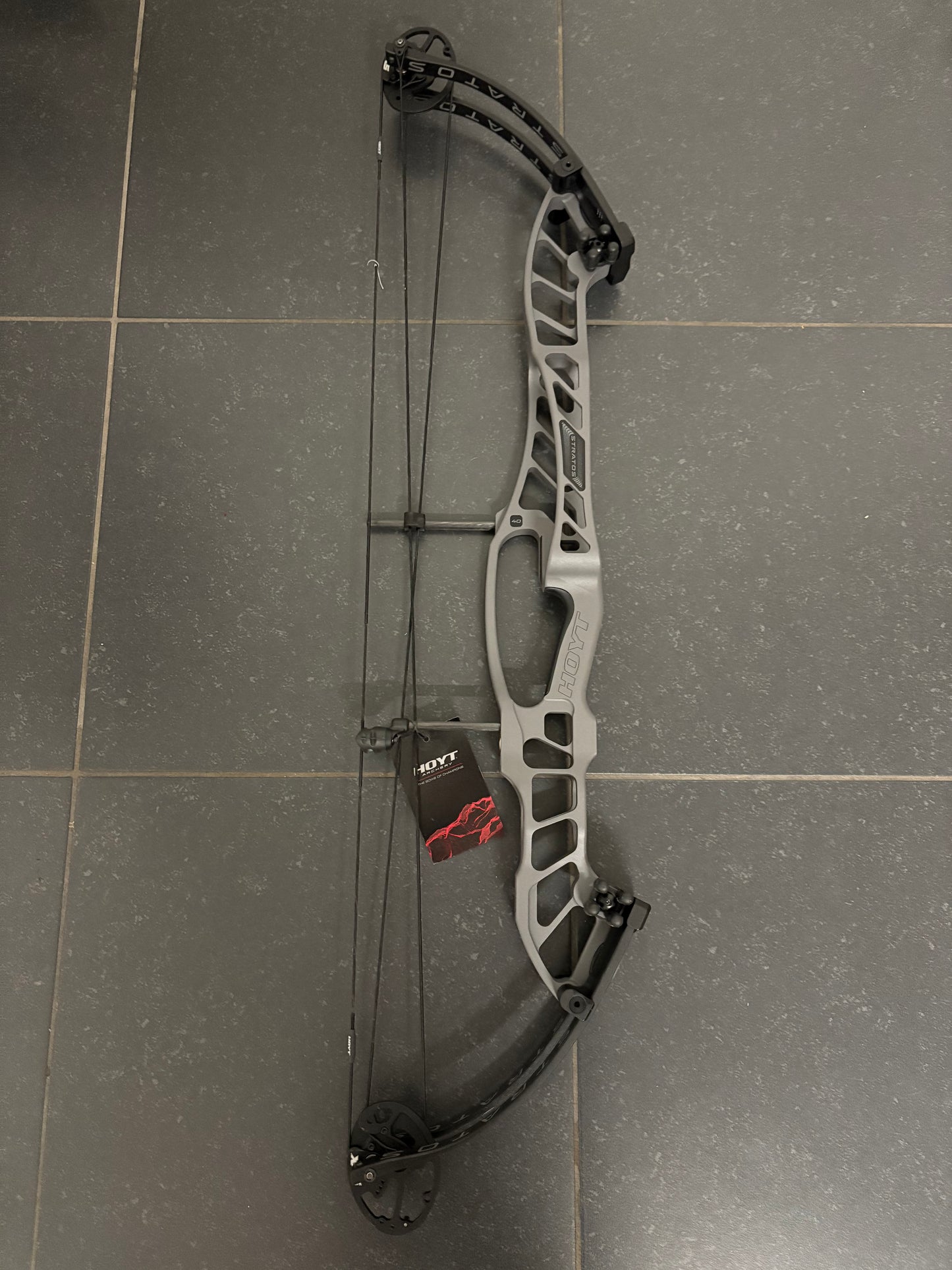 Hoyt Stratos 40 Compound Bow LH Tombstone SVX #3 50-60 lbs - Show Model