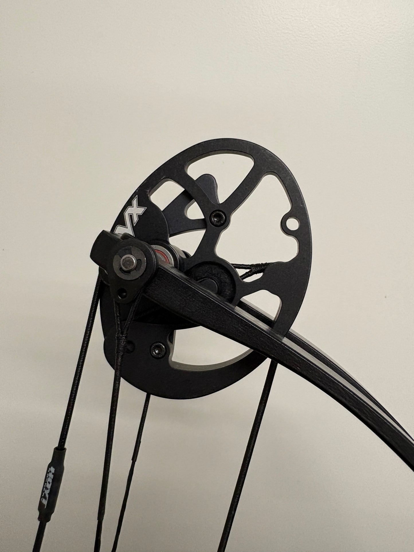 Hoyt Stratos 40 Compound Bow LH Tombstone SVX #3 50-60 lbs - Show Model
